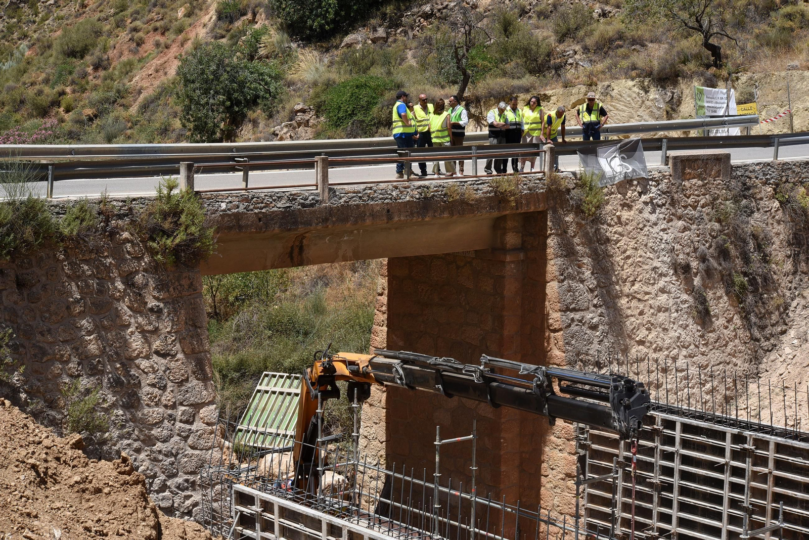 Imagen de la intervención en el puente de las Albuñuelas Imagen de la intervención en el puente de las Albuñuelas