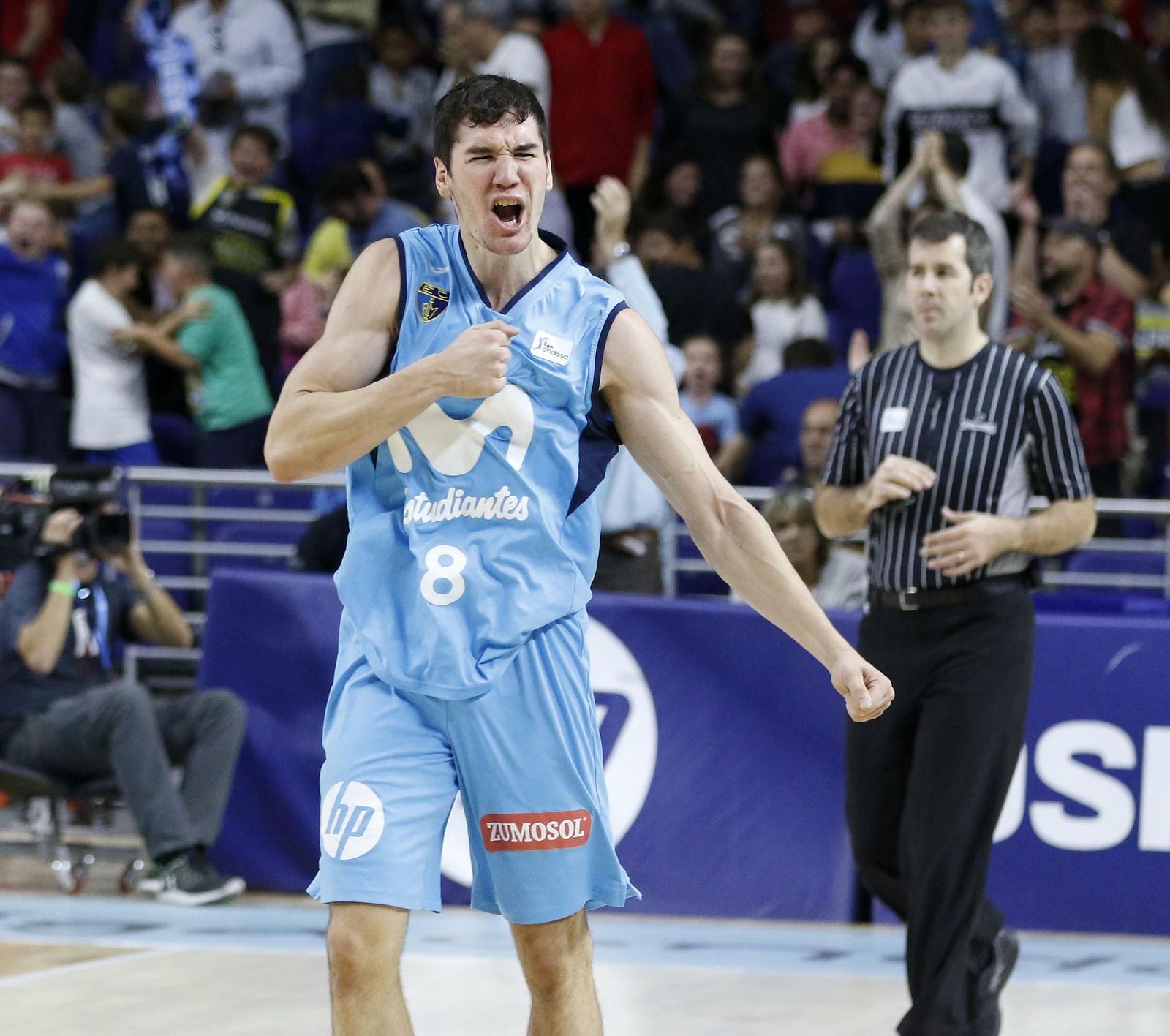 Brizuela celebra una canasta.