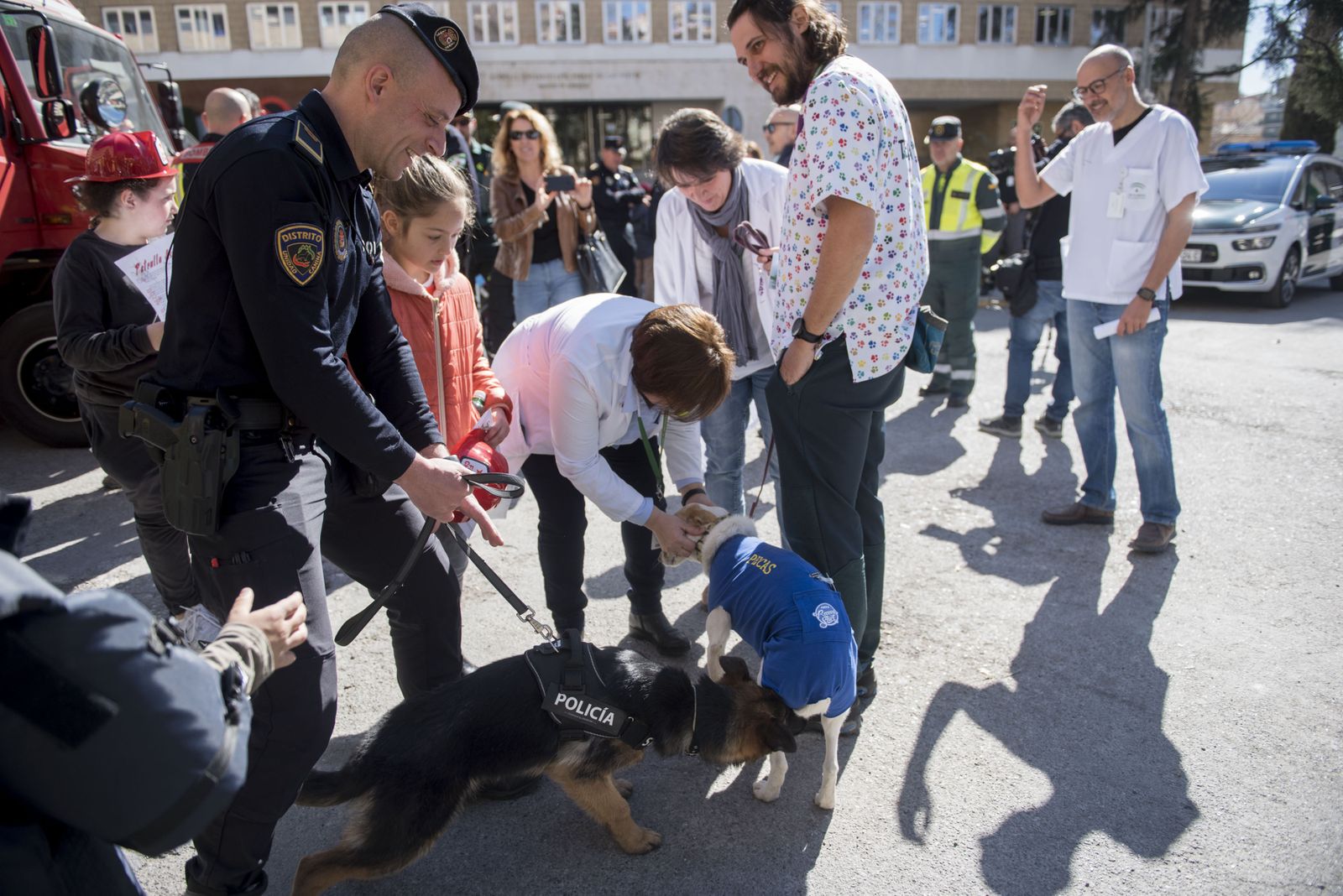 Las Fuerzas de Seguridad visitan a los menores ingresados en el Hospital Materno Infantil