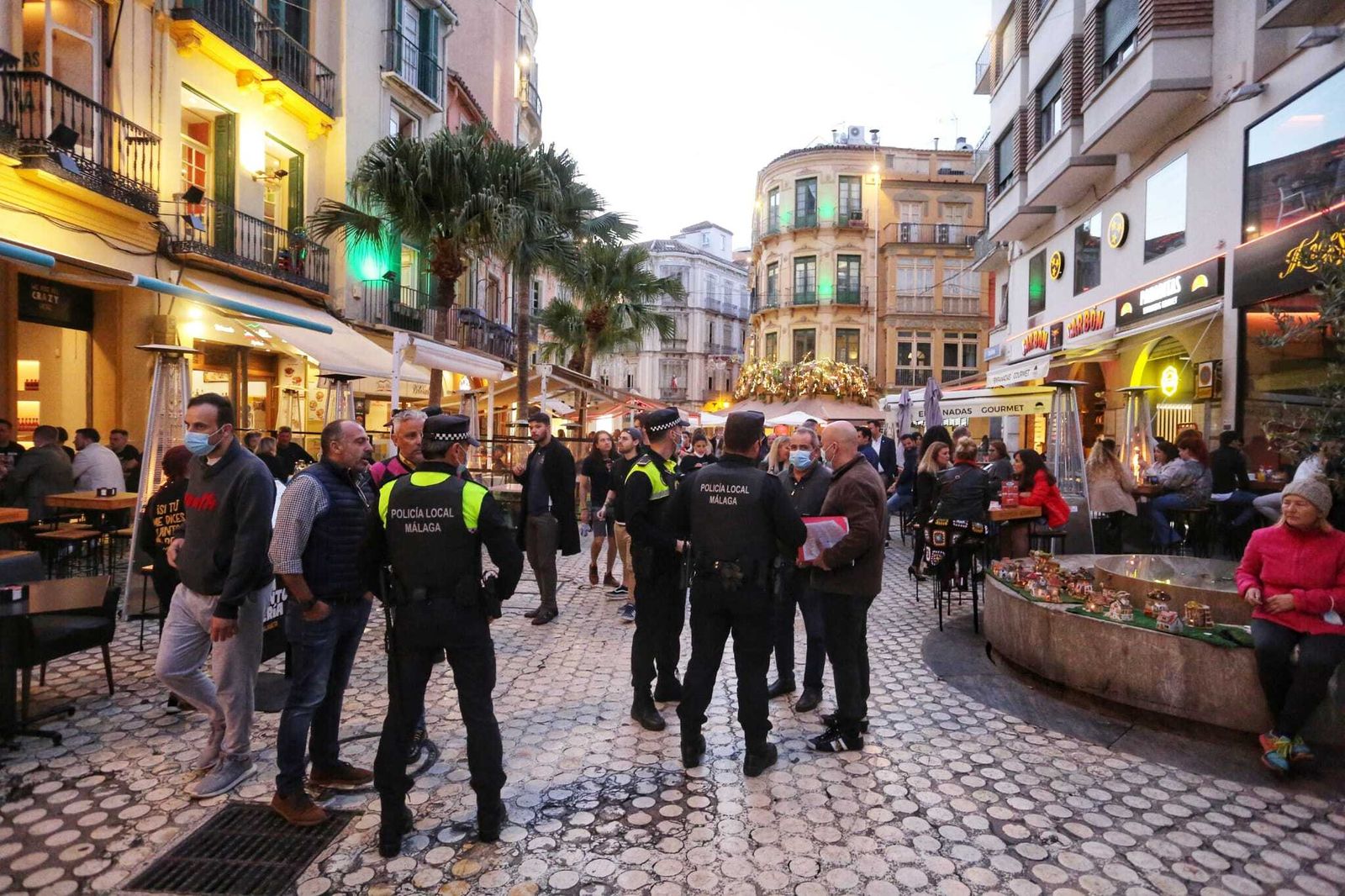 Policías locales de Málaga este viernes en el Centro de Málaga