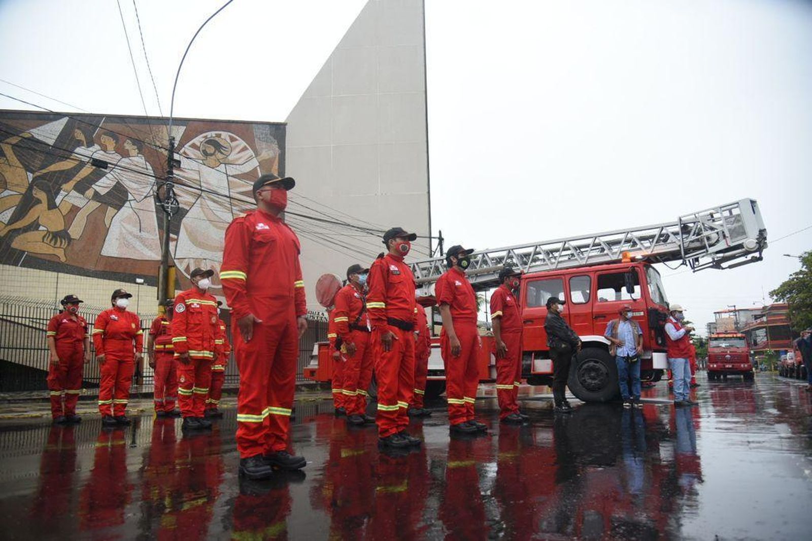 Abril de este año: donación de equipos y de un vehículo escala a bomberos de Iquitos, en Perú.