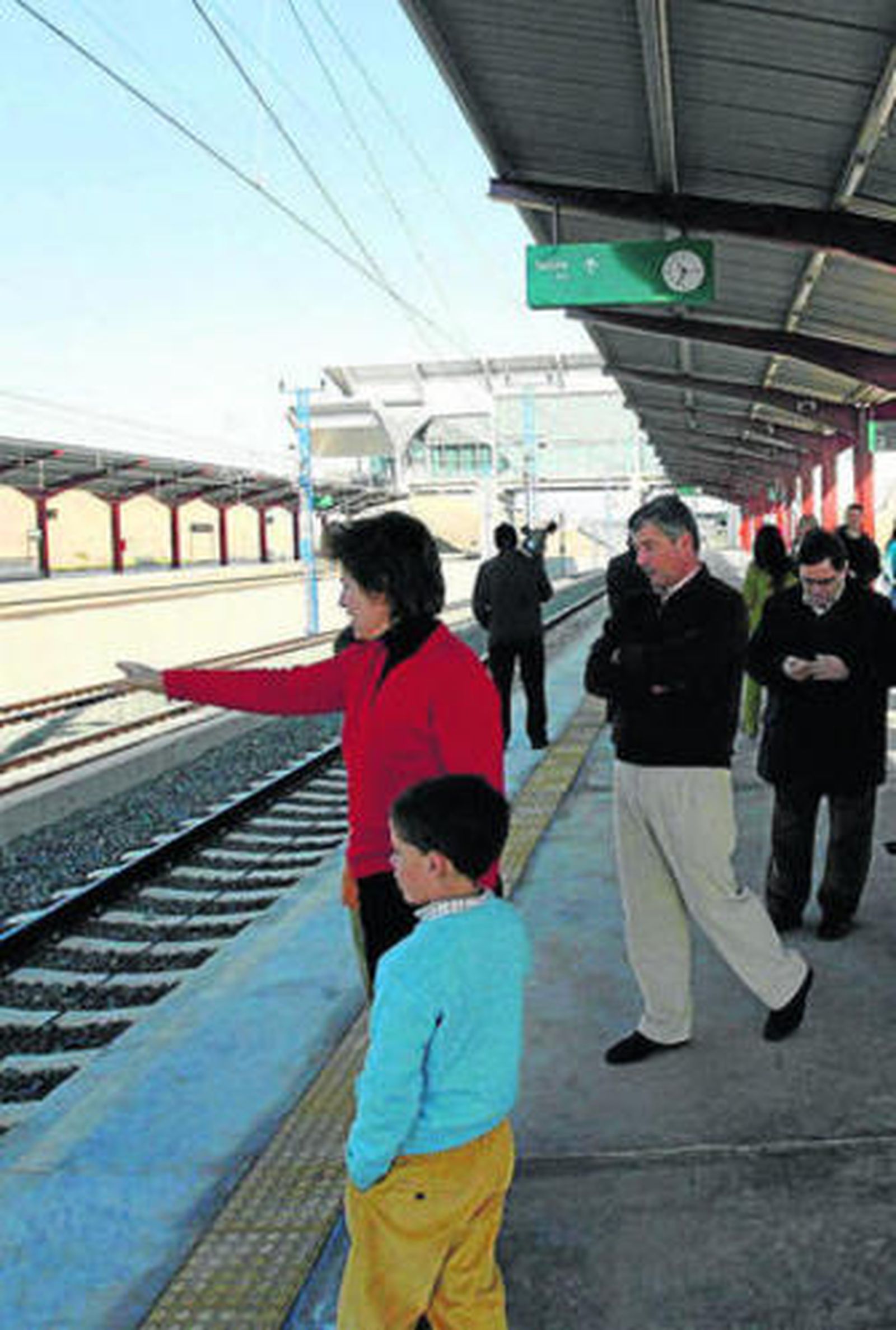 Un grupo de personas espera el tren en la estación de Puente Genil.