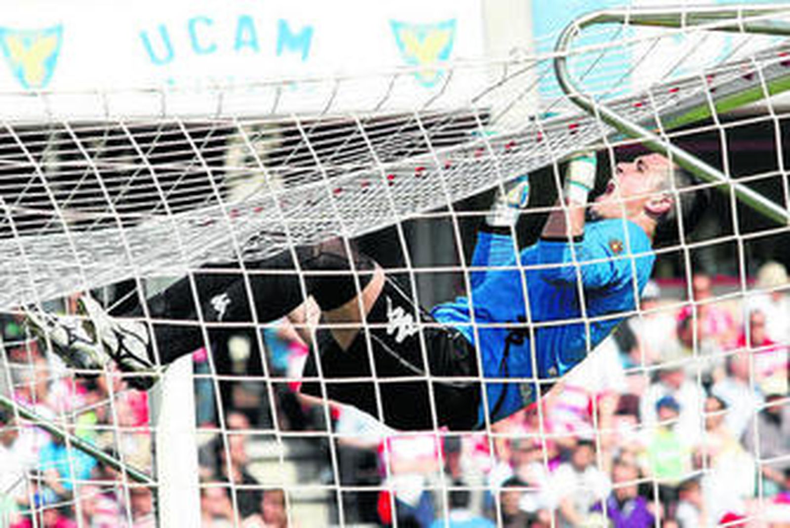 Jaime se cuelga del larguero realizando un gesto de rabia.