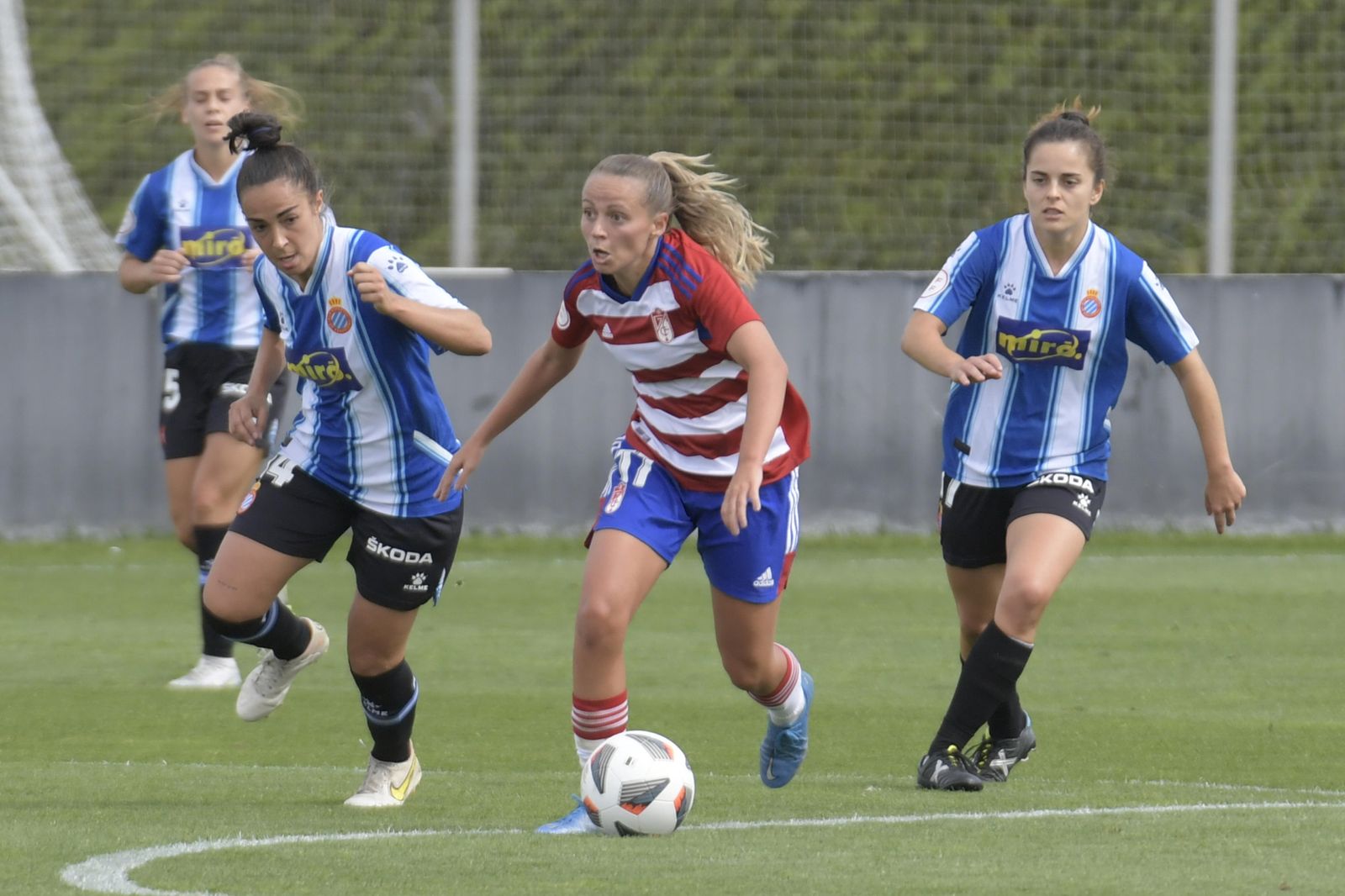Naima sale con la pelota en el duelo ante el Espanyol.