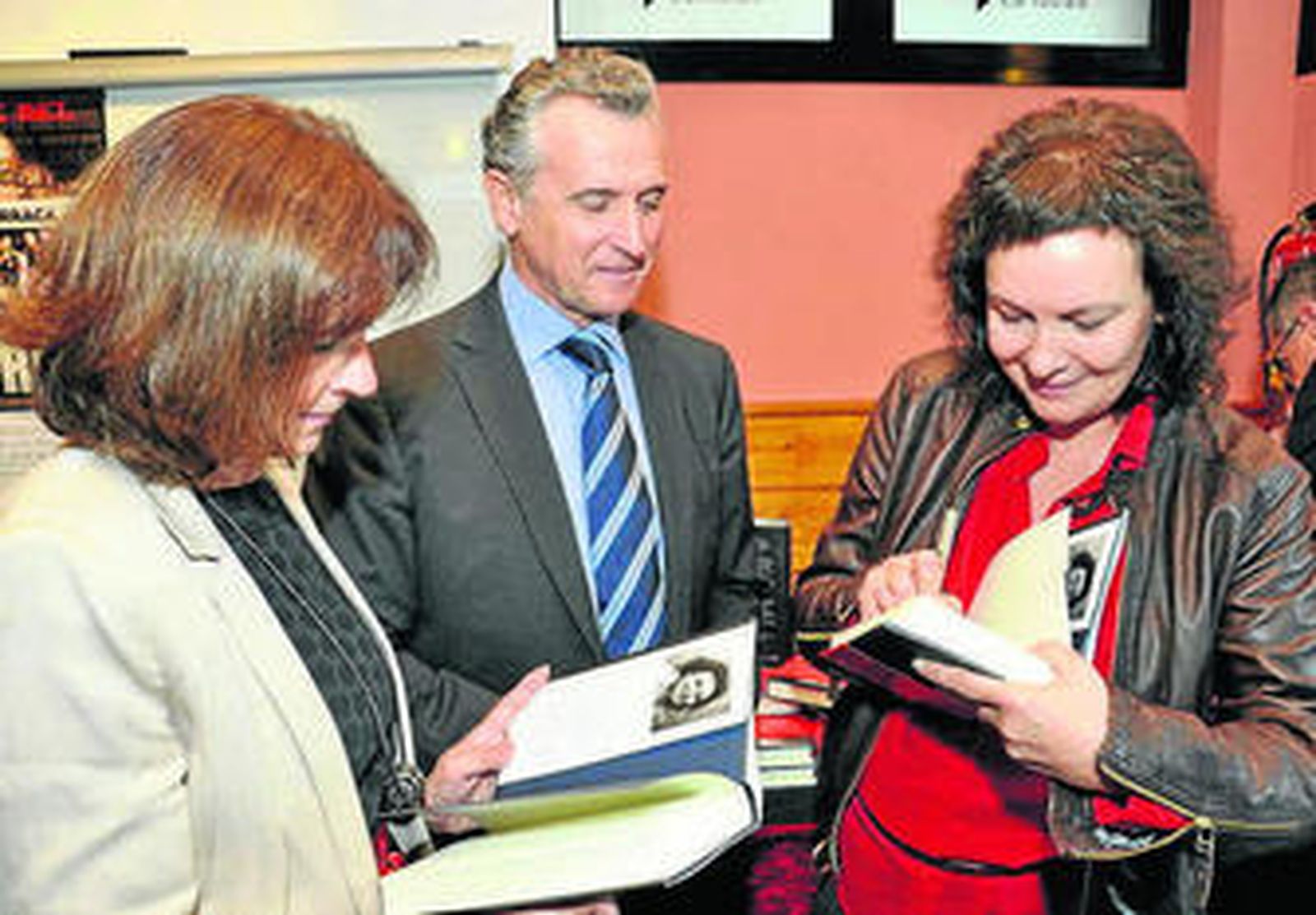 Clara Sánchez ayer firmando ejemplares de su libro, junto a Paulino Plata.