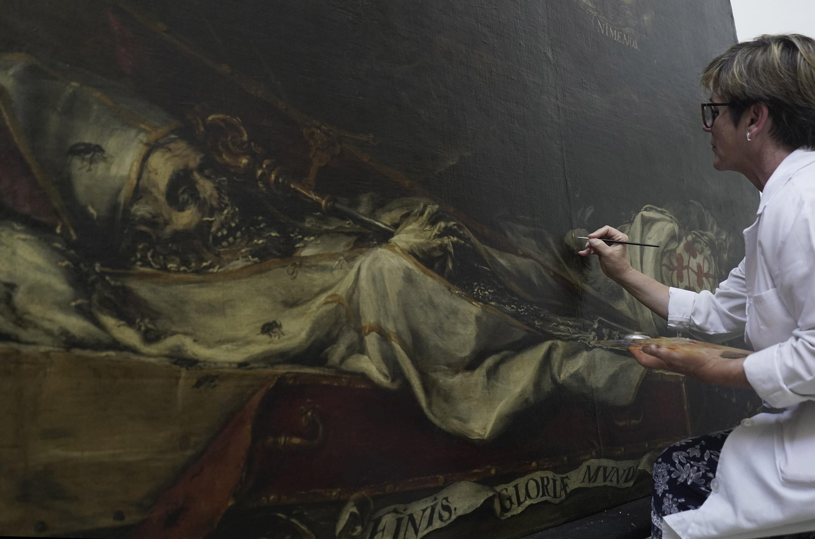 Lourdes Núñez es la restauradora de pintura del IAPH encargada del tratamiento.