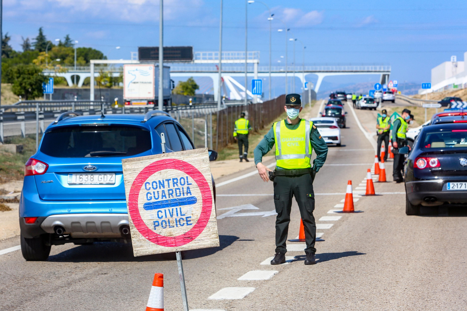 Un agente de la Guardia Civil vigila la salida de coches  de Madrid.