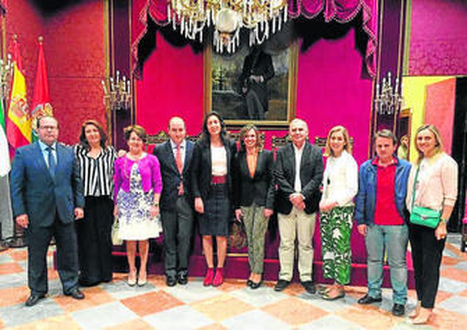 Concejales y destacados representantes del PP granadino se fotografiaron con Loles López en el salón de plenos.