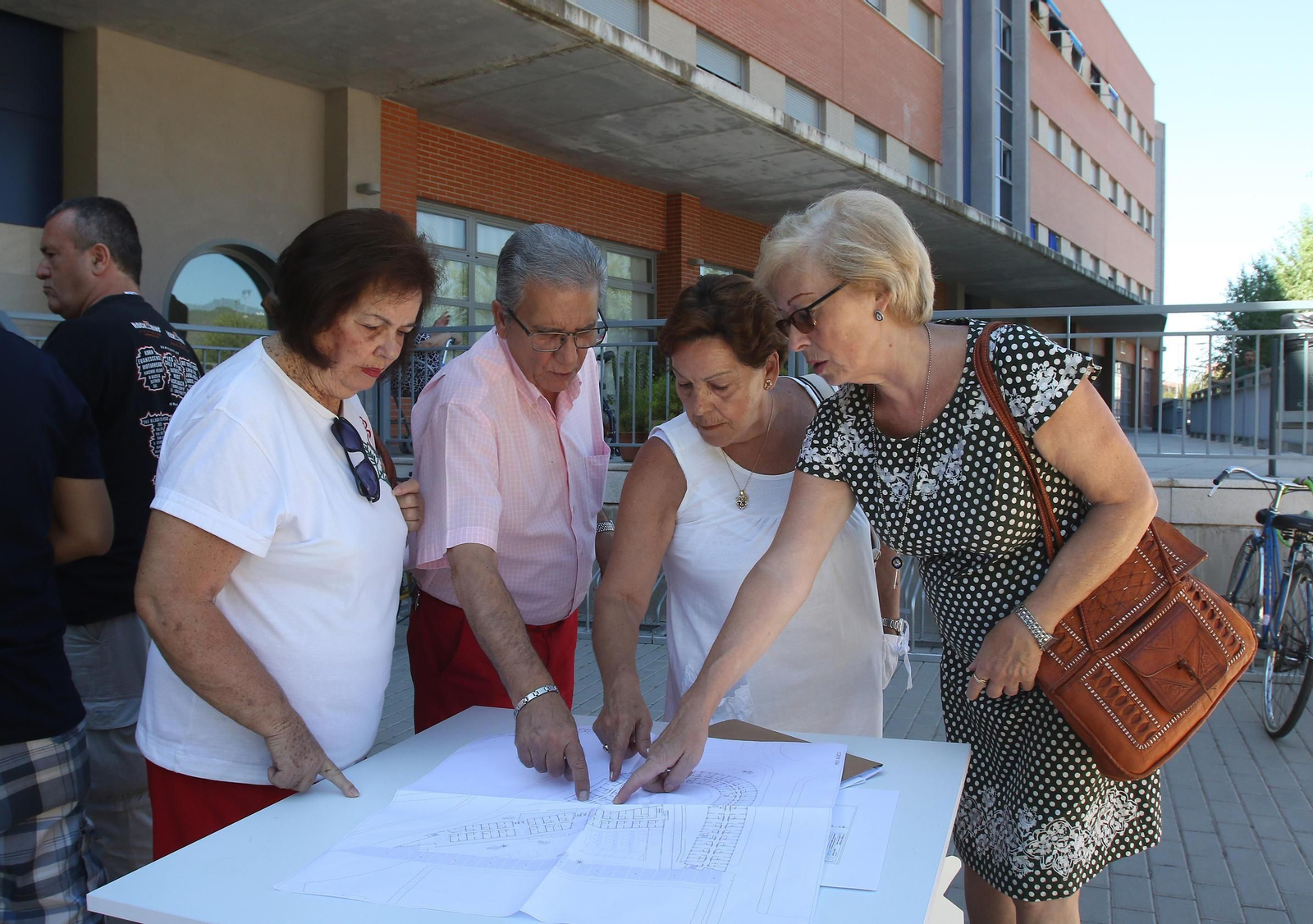 Residentes de los inmuebles para mayores señalan los planes de la segunda fase del bloque.
