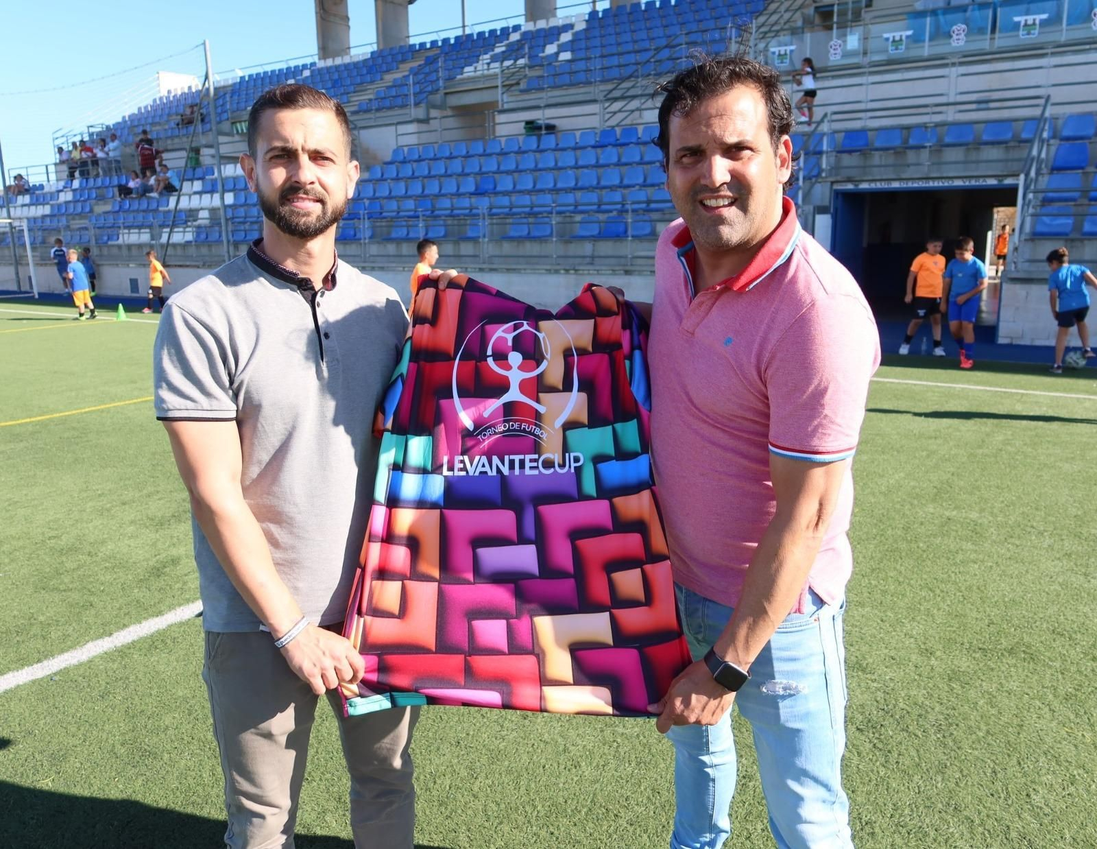 Antonio Soler y Javier Méndez durante la presentación de la Levante Cup en el Estadio Las Viñas de Vera