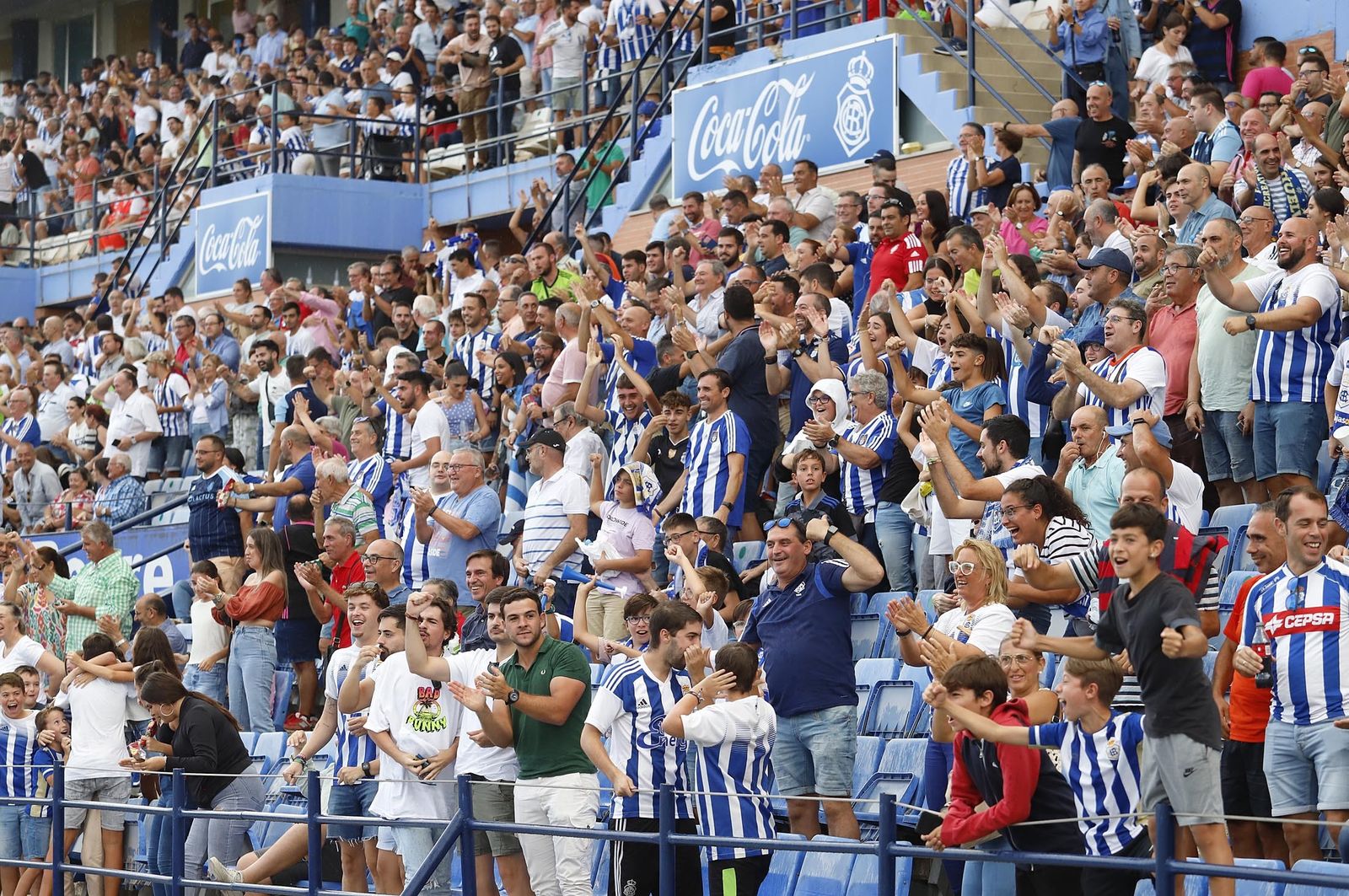 Afición en el Nuevo Colombino.