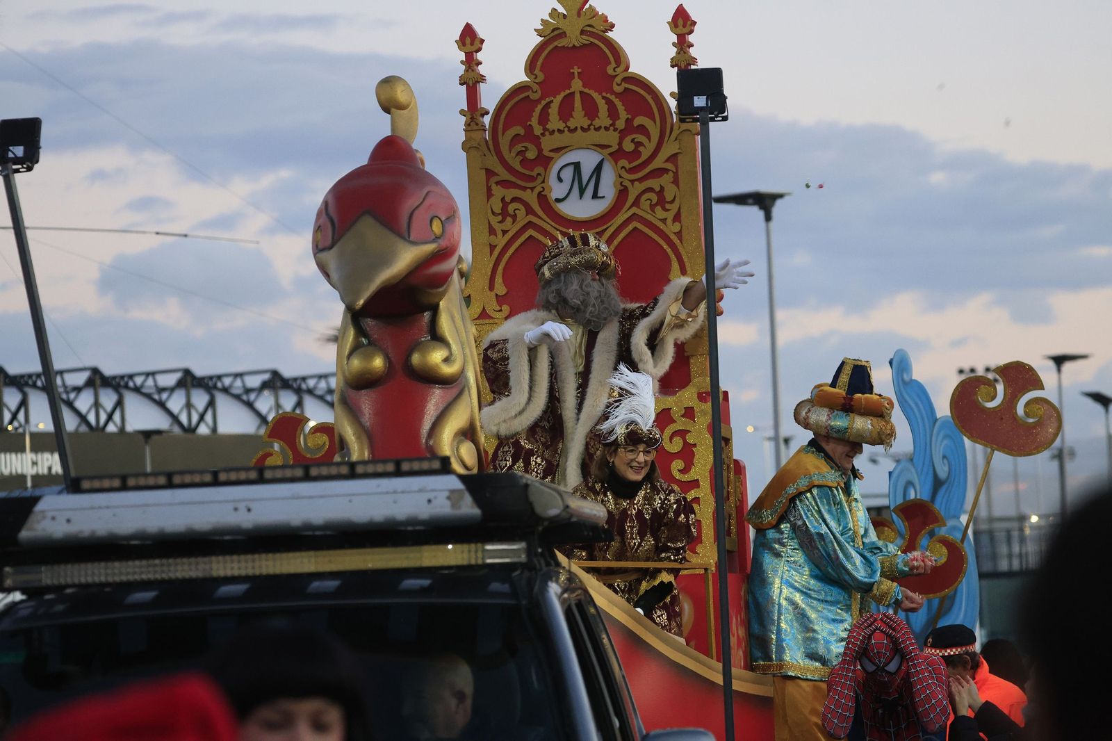Búscate en las fotos de la cabalgata de Reyes Magos 2026 en La Línea