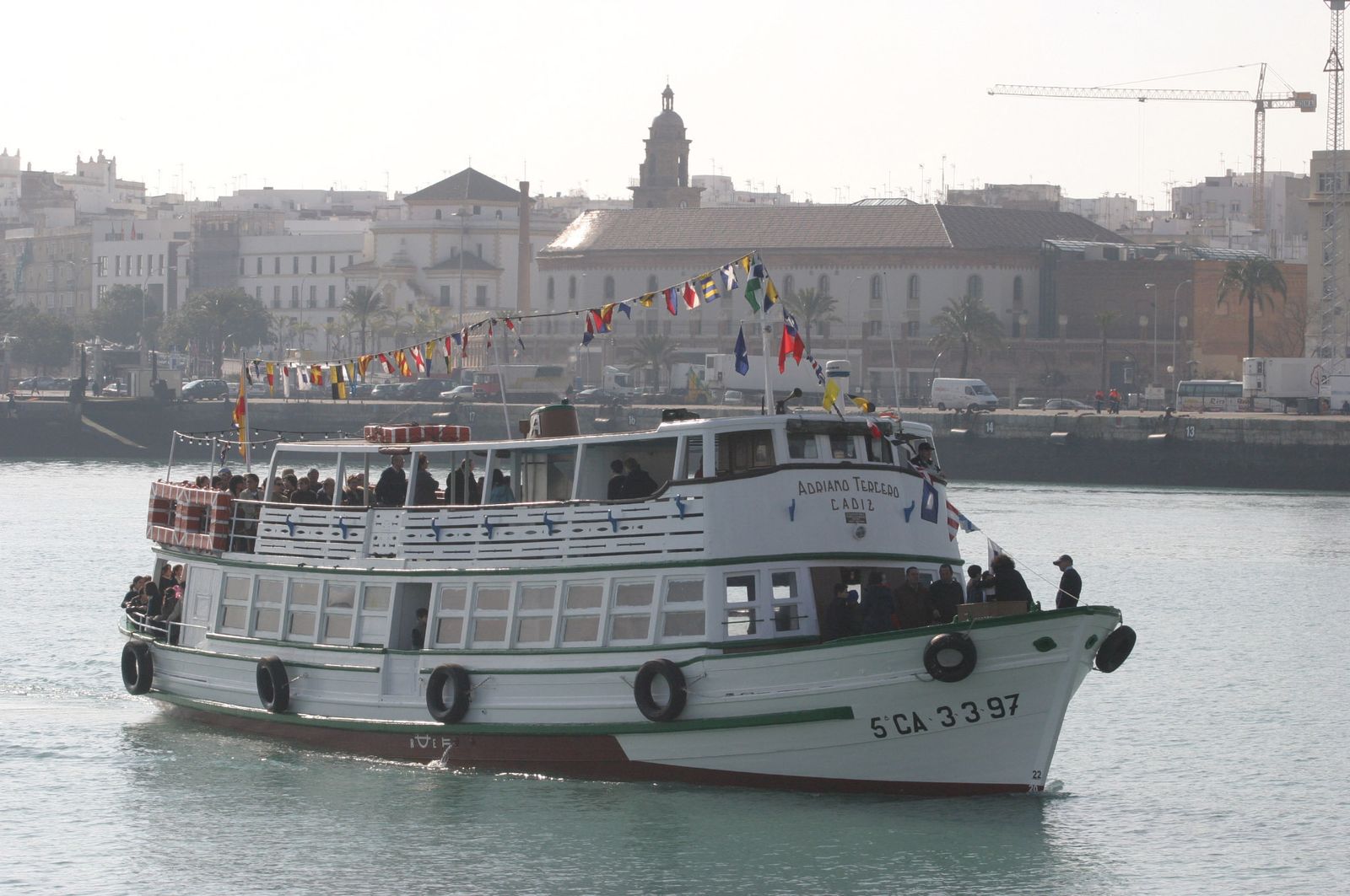 El Adriano III, saliendo del muelle de Cádiz hacia El Puerto.