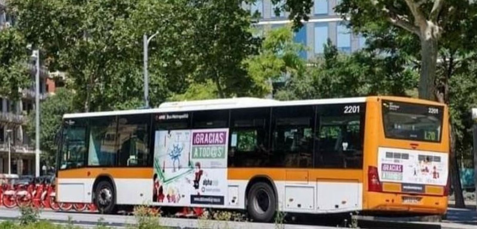 Uno de los autobuses que muestran el dibujo del joven chiclanero, circulando por las calles de Barcelona.