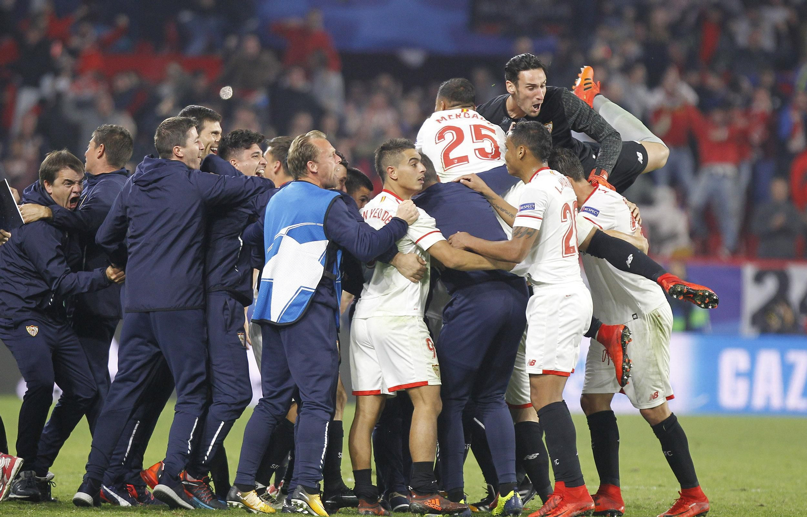 La piña de jugadores y técnicos celebrando el empate al finalizar el partido.