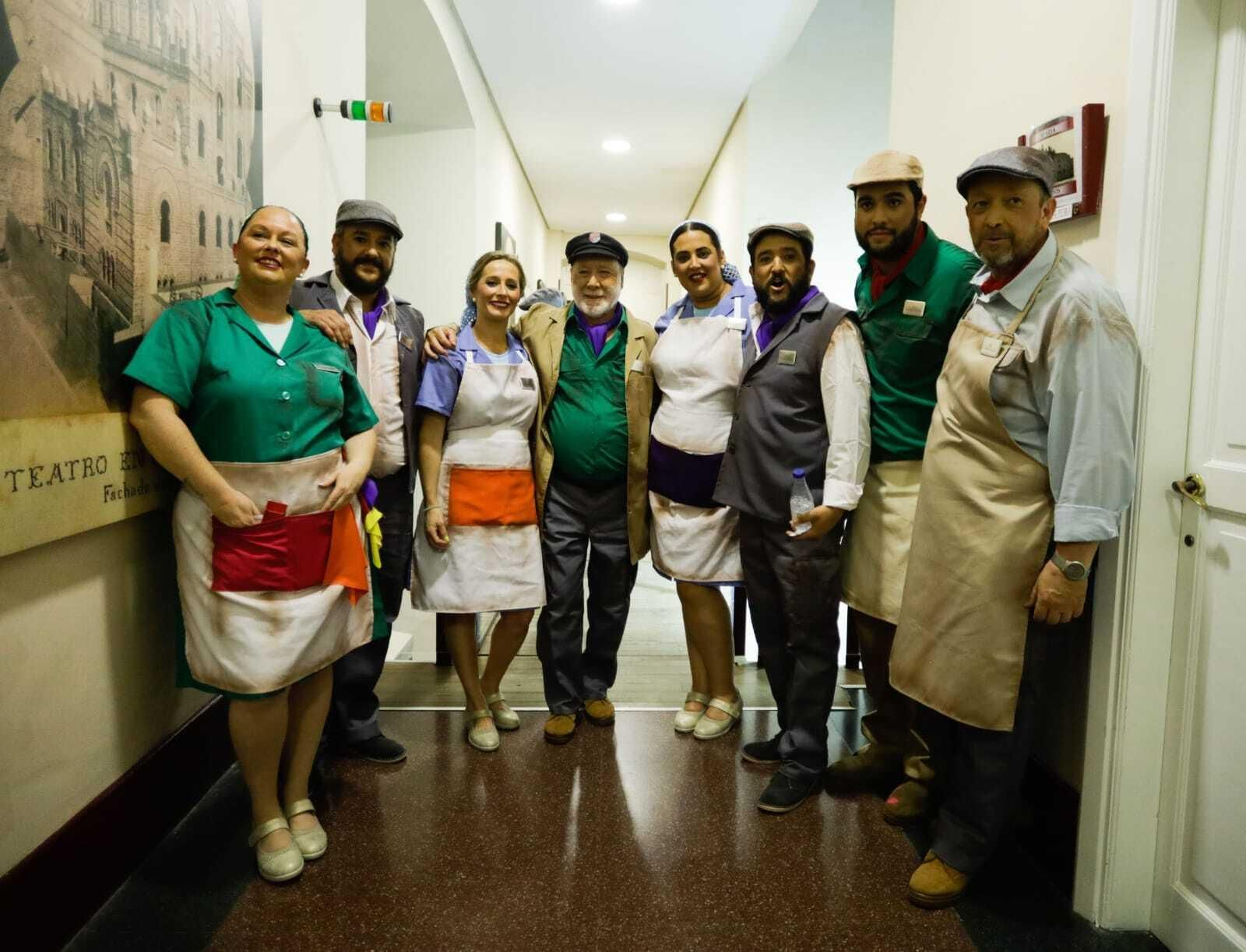 Los autores del coro de Barbate con sus familiares, que también salen.