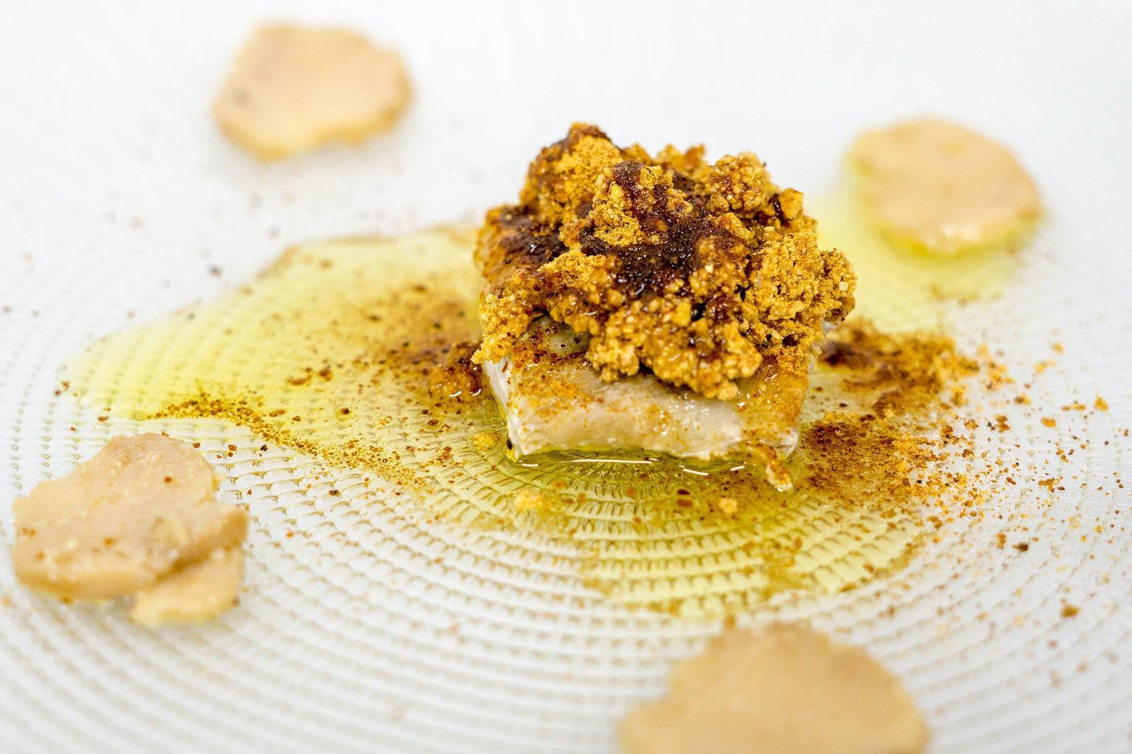 Anchovas de la costa de Huelva cocinadas a baja temperatura con trufa blanca de Huelva salteada y esencia de la misma y pera deshidratada.