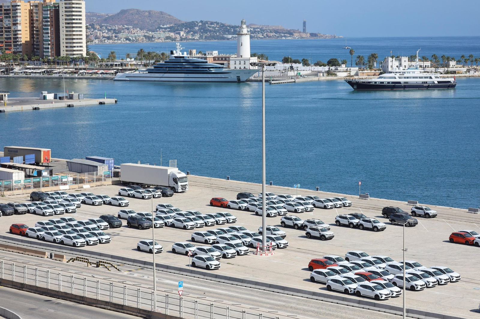 Una imagen de los coches chinos en el Puerto de Málaga.