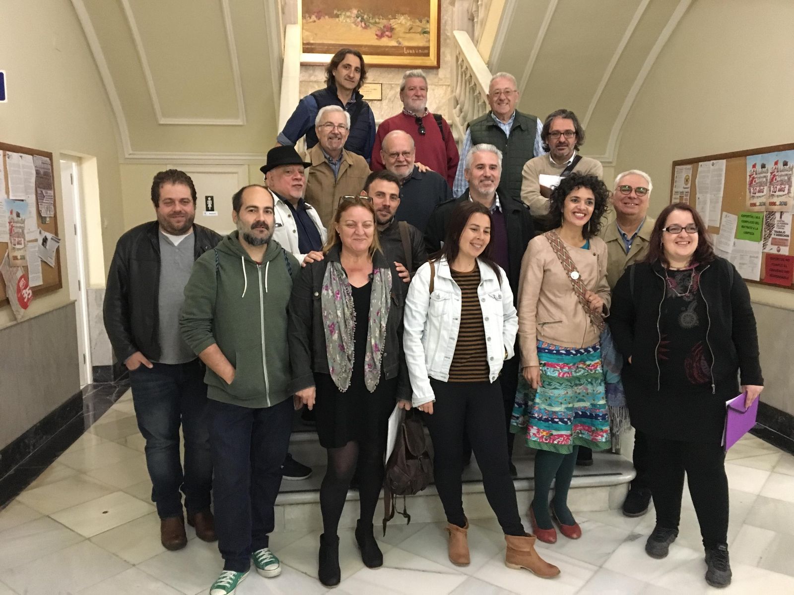 Algunos de los representantes de colectivos y ciudadanos que entregaron ayer el Reglamento de Participación Ciudadana en el Ayuntamiento.