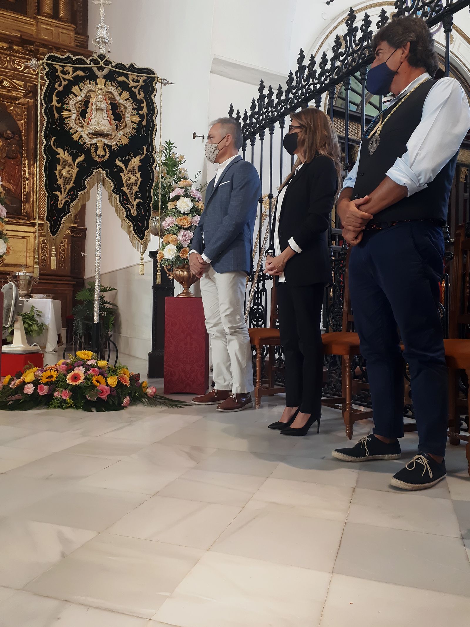 Un instante de la misa de ayer, con el Simpecado de Ayamonte al fondo.