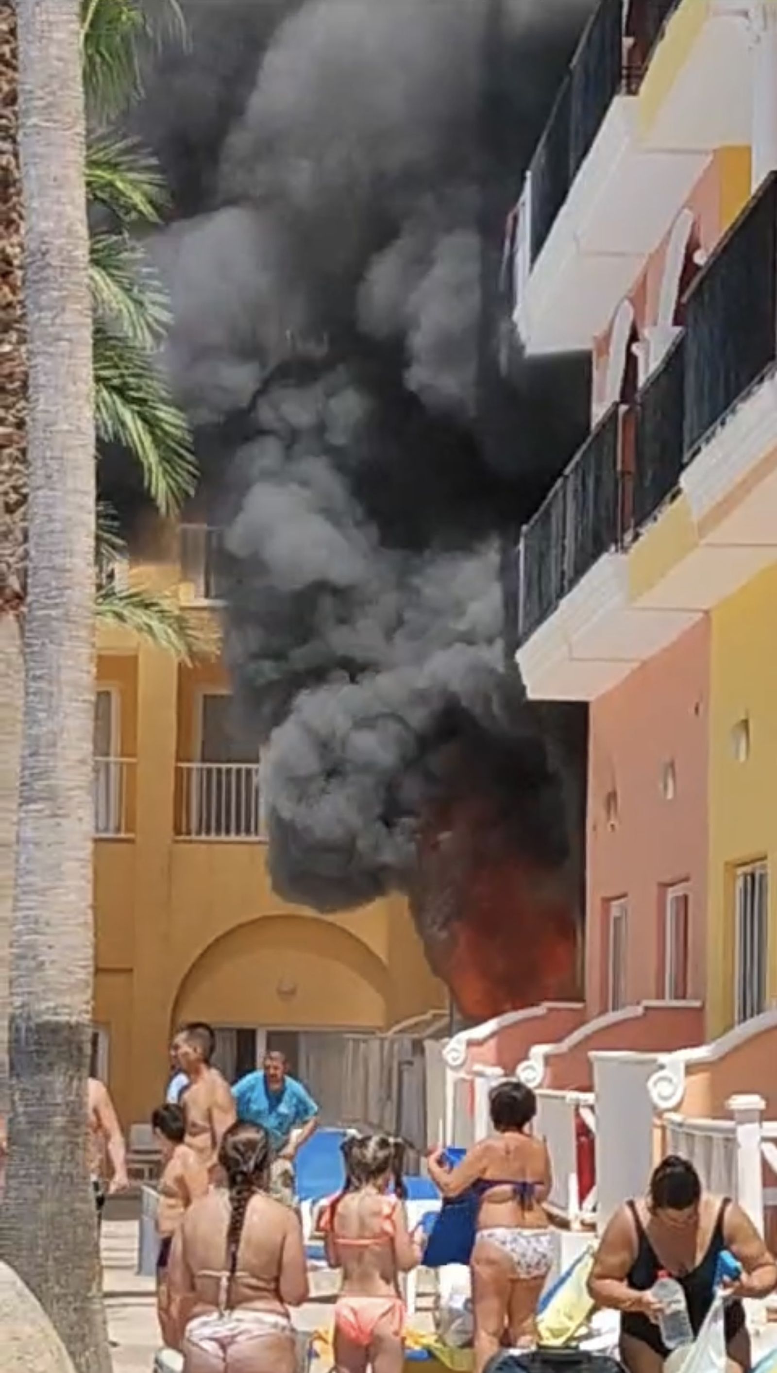 Arde un hotel de Roquetas de Mar