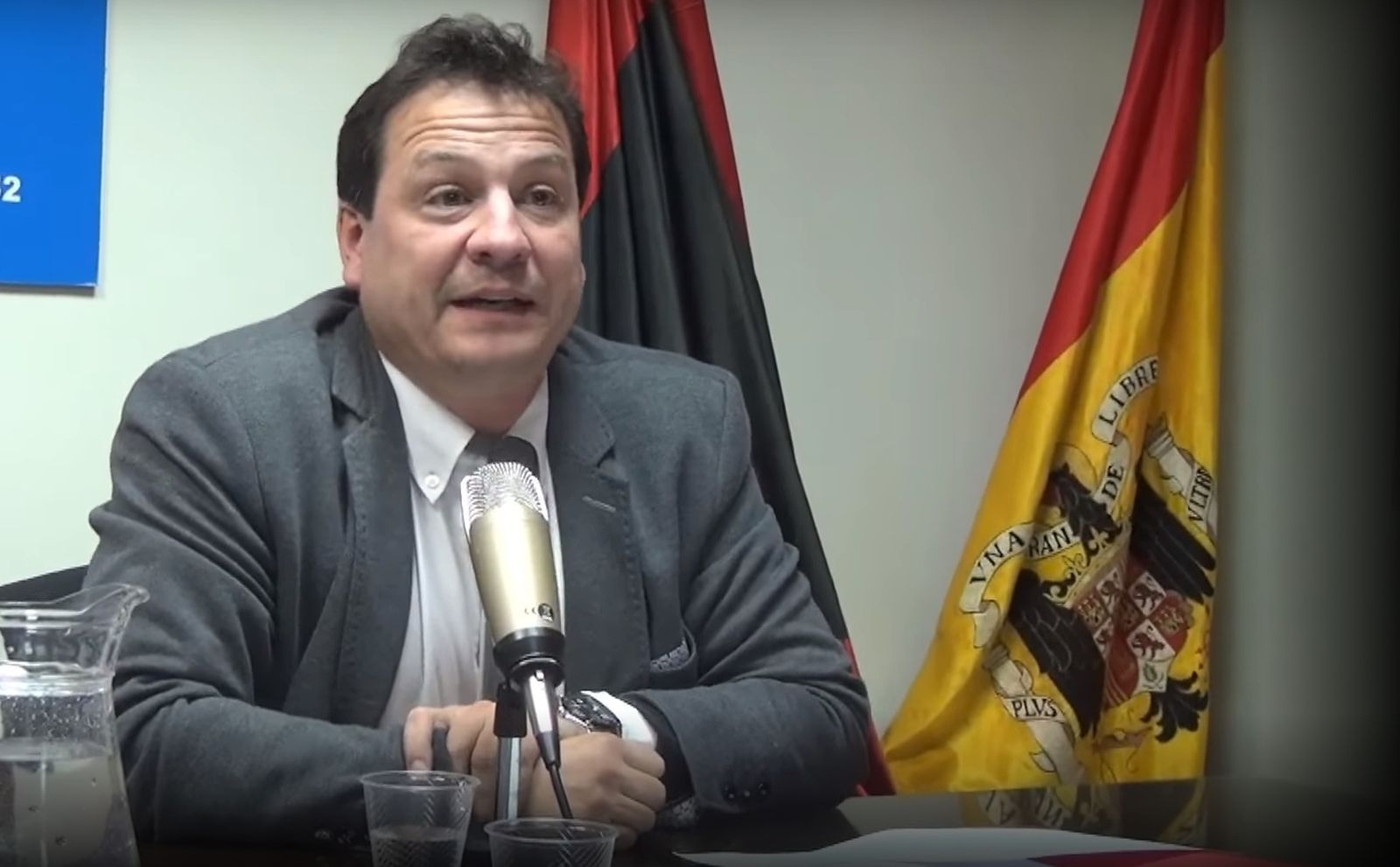 El historiador Fernando de Paz, en un acto de Falange con una bandera franquista.