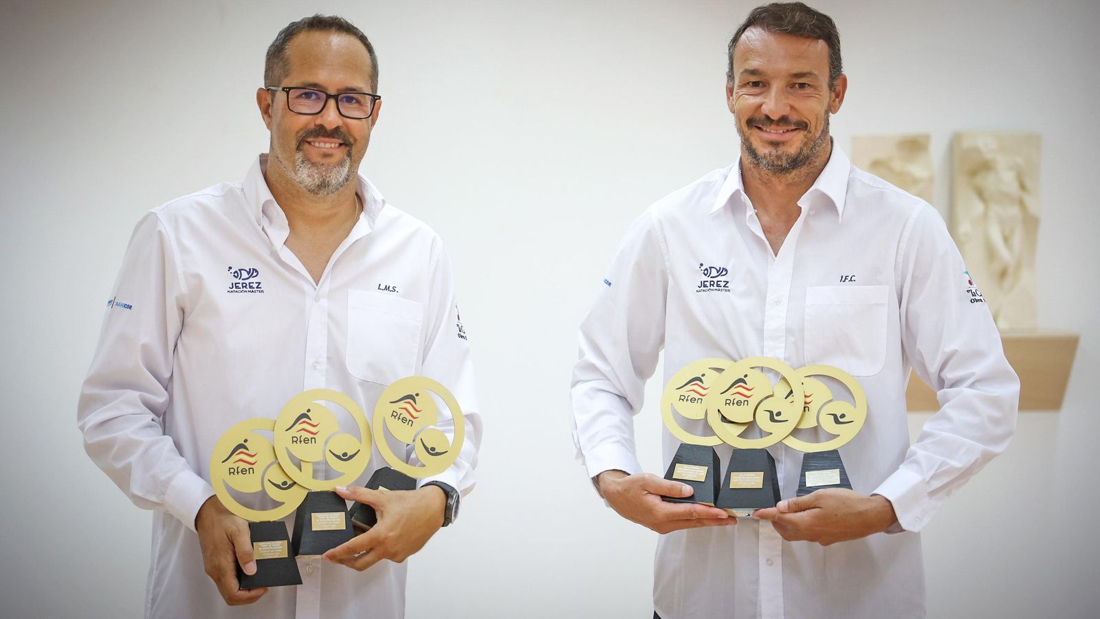 Luismi Sánchez e Iván Franco posan con varios trofeos.