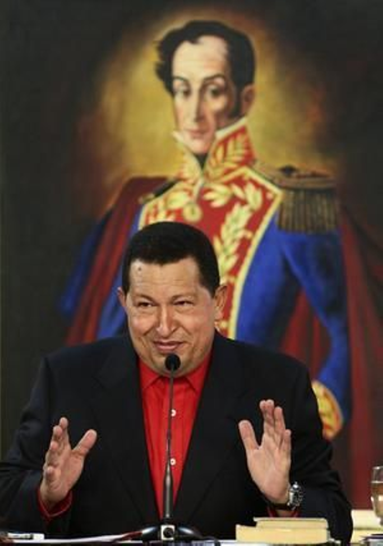 Chávez con un retrato de Simón Bolívar al fondo.

Foto: Reuters