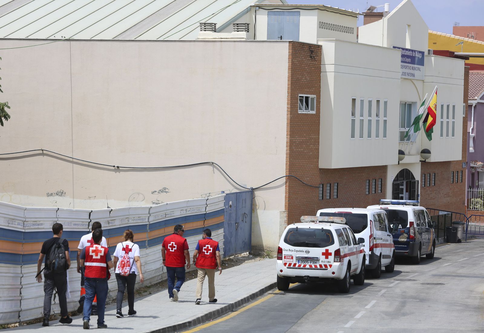 Personal de Cruz Roja atiende a los inmigrantes albergados en el pabellón de El Palo.