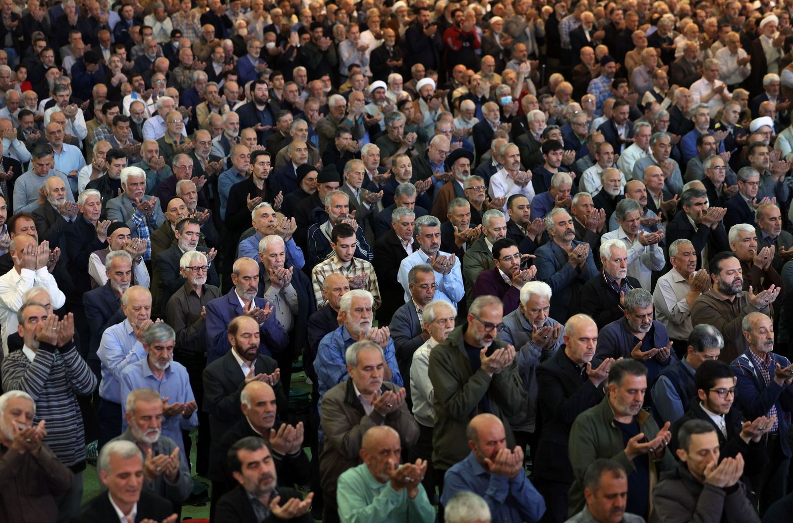Cientos de iraníes rezan ayer en la mezquita Mosallah de Teherán.