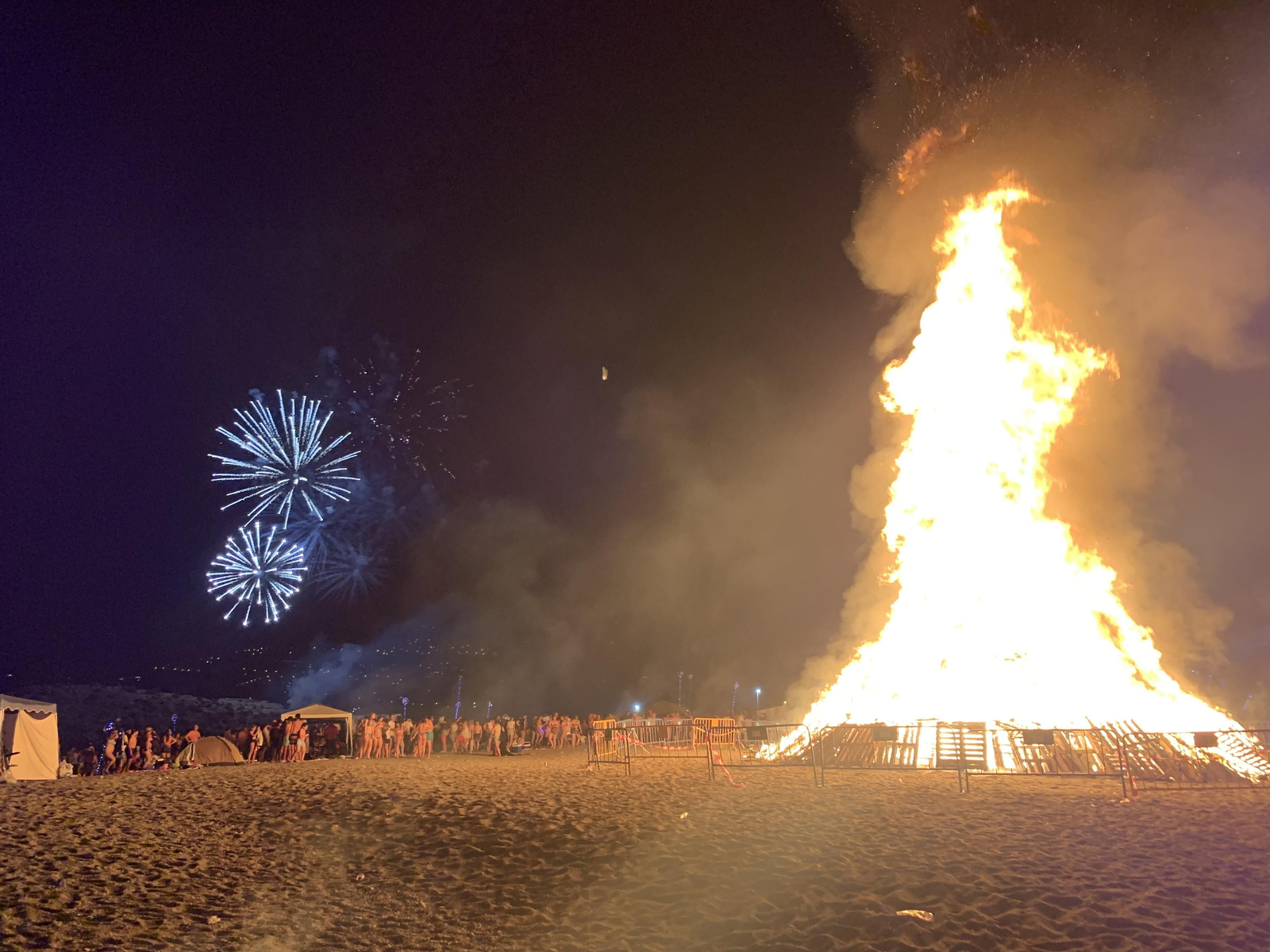 Imagen de archivo de la hoguera de la noche de San Juan 2019 en Salobreña.
