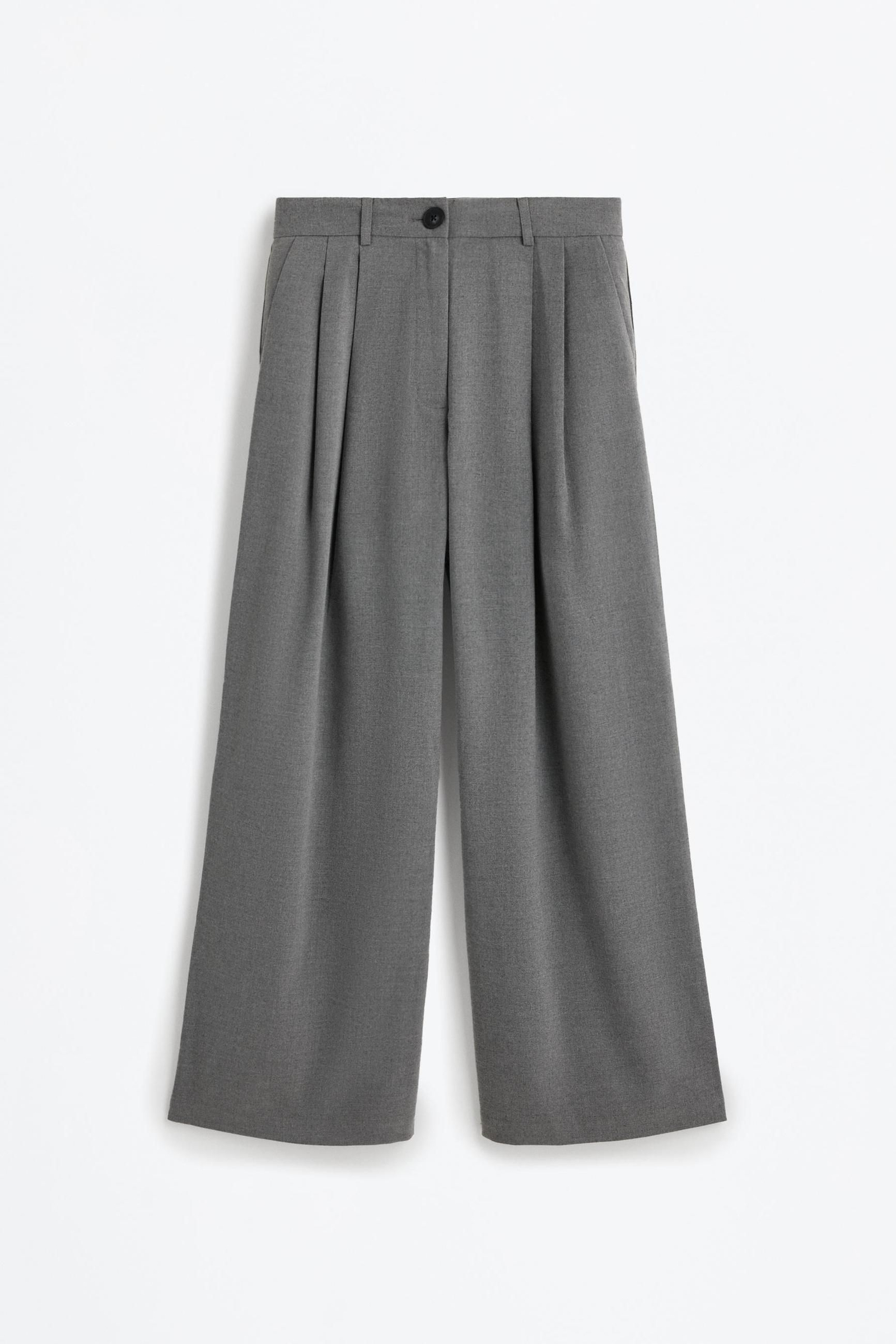 Pantalones grises de Lefties.