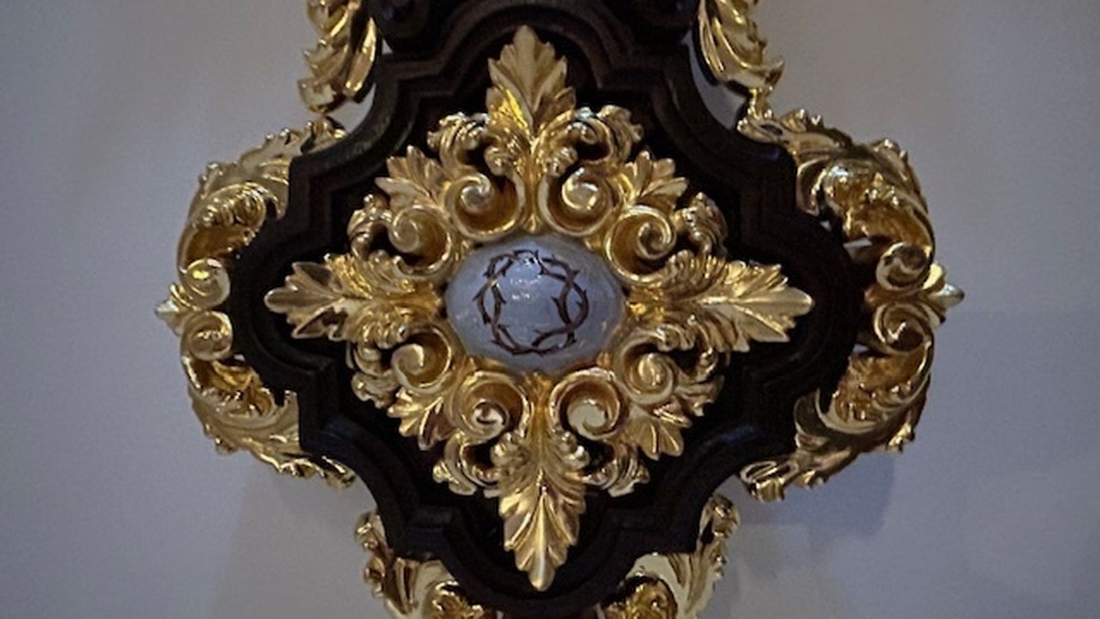 Cartela derecha de la cruz