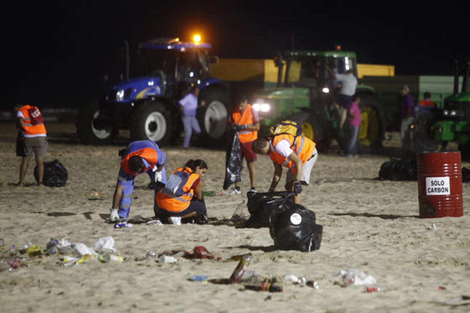 Los servicios de limpieza recogen 42 toneladas de residuos de la arena tras la noche de las barbacoas del Trofeo Carranza.

Foto: Jesus Marin