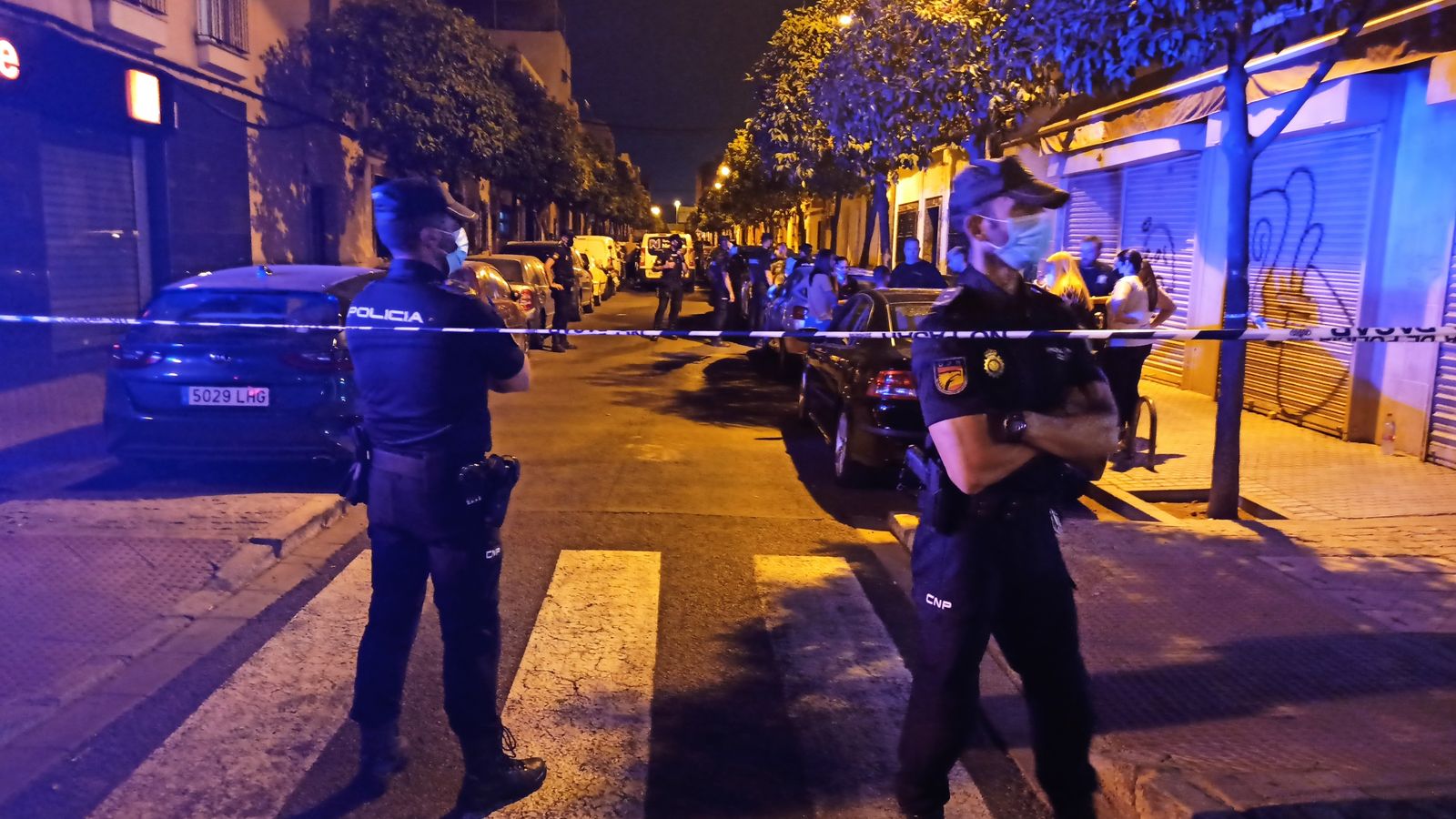 Policías nacionales, en la calle Virgilio Mattoni, la noche del martes.