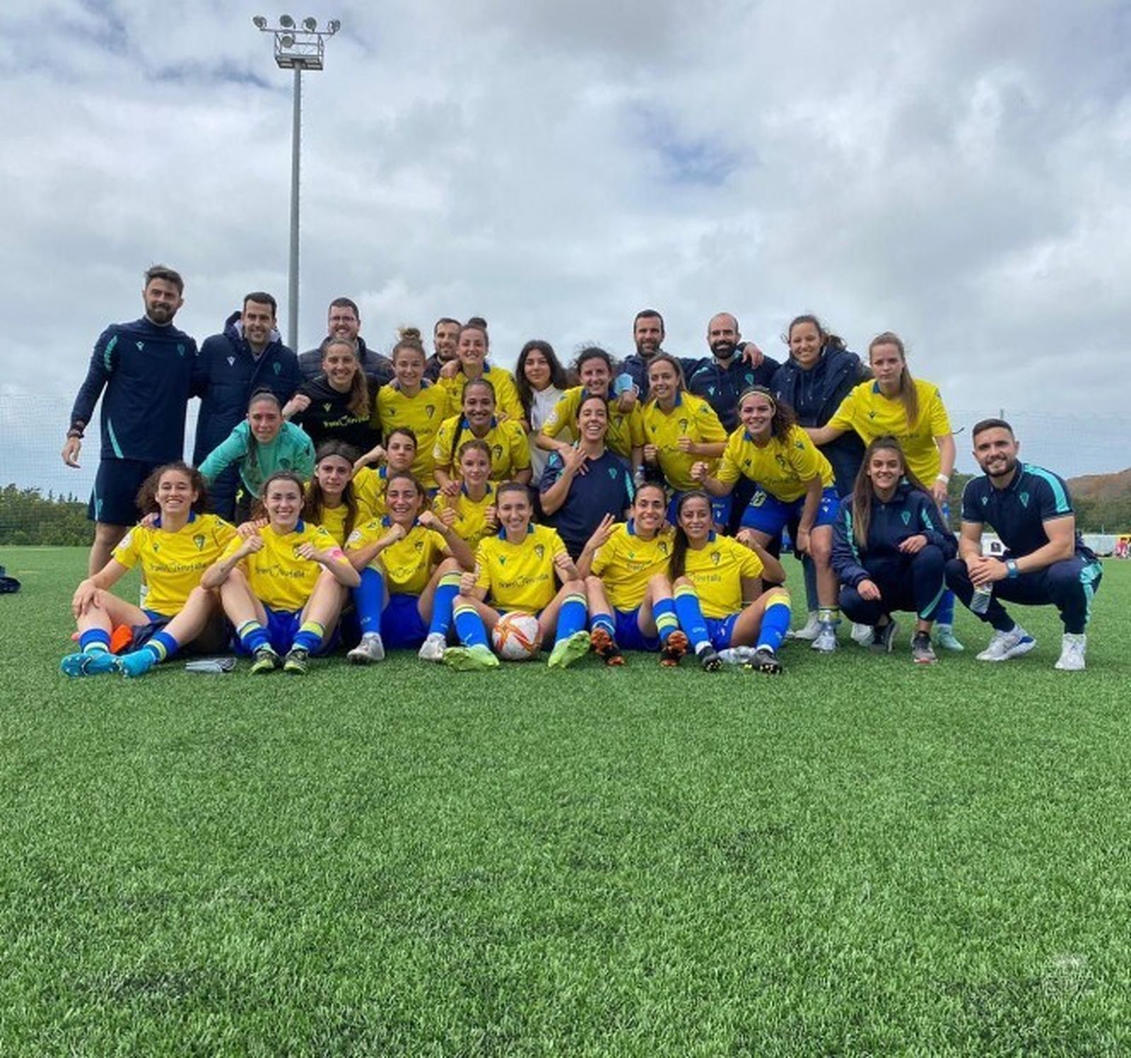 Jugadoras e integrantes del cuerpo técnico del Cádiz CFF, en El Rosal.