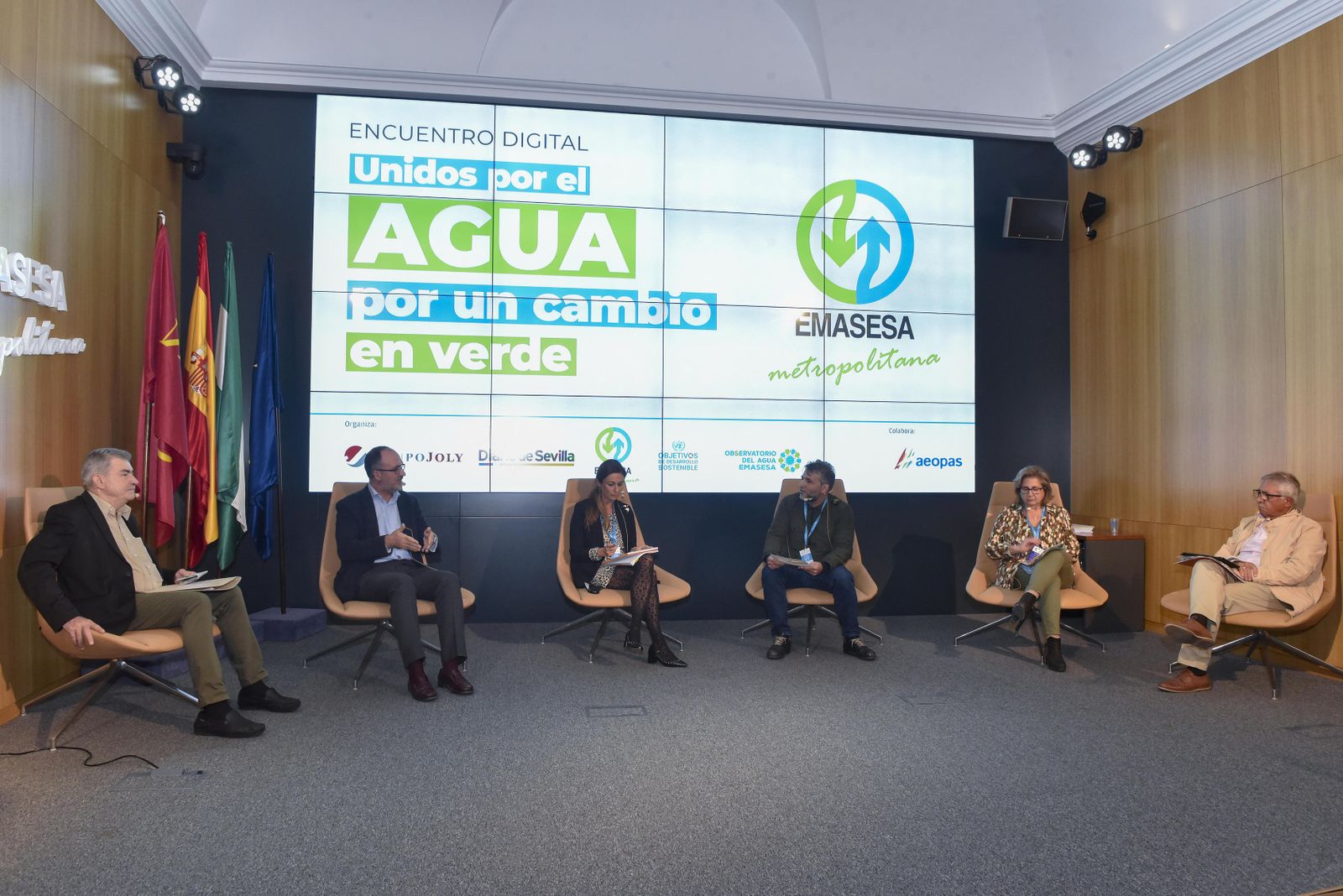 Un momento del coloquio, con todos sus integrantes, que pudo verse vía digital.