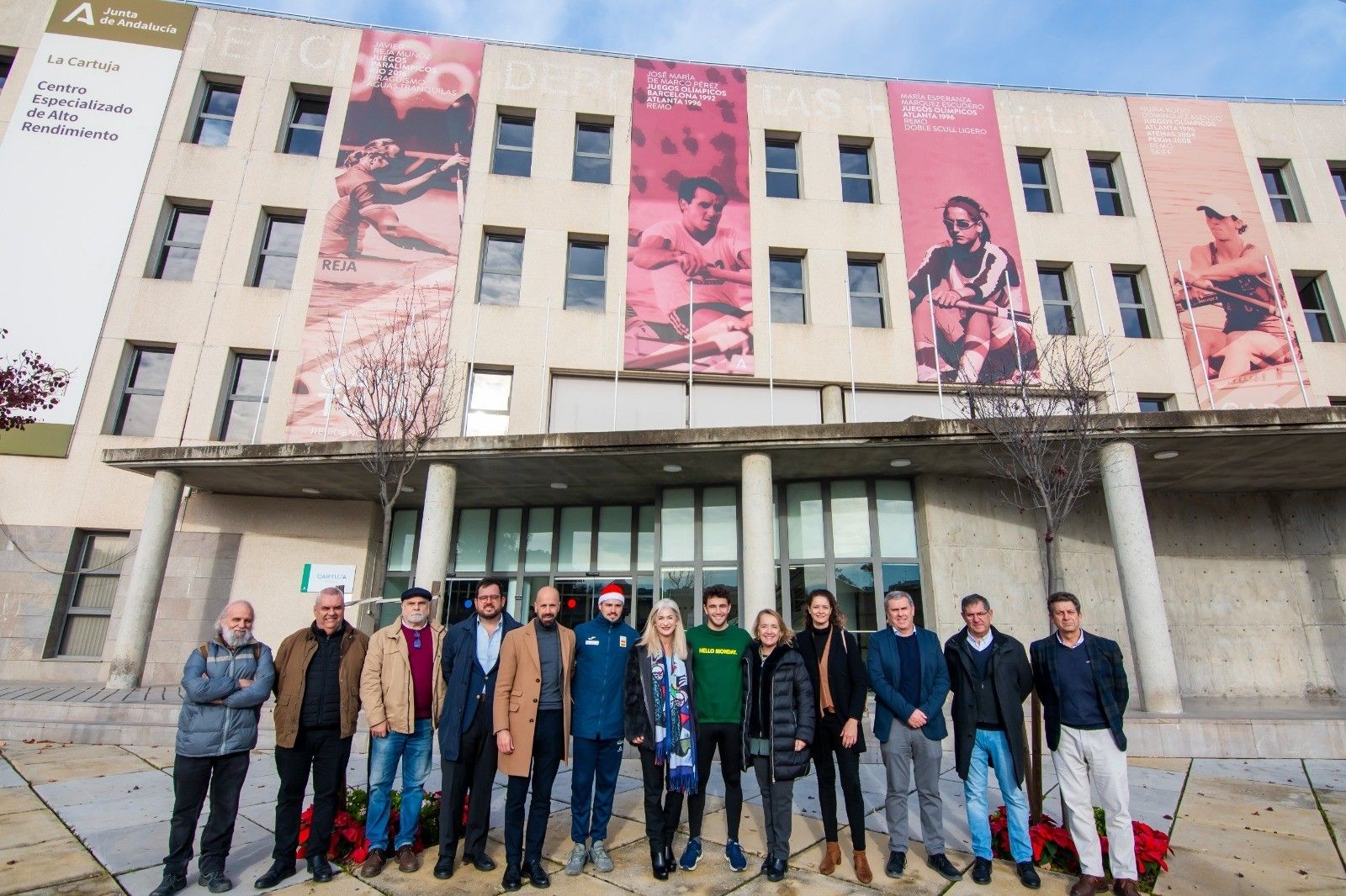 Una imagen de la visita de las diferentes autoridades al CEAR de La Cartuja.