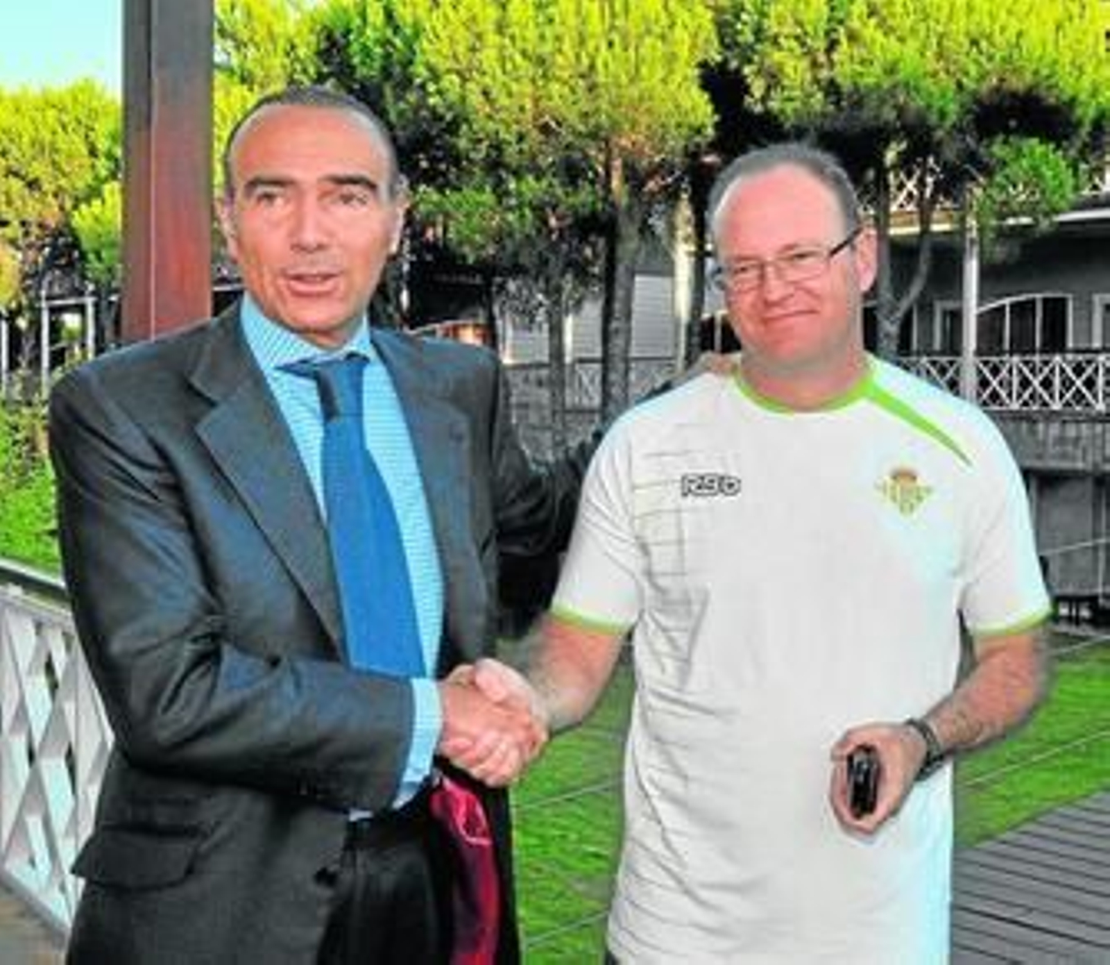 Luis Oliver saluda a Pepe Mel a su llegada a la concentración del Betis.