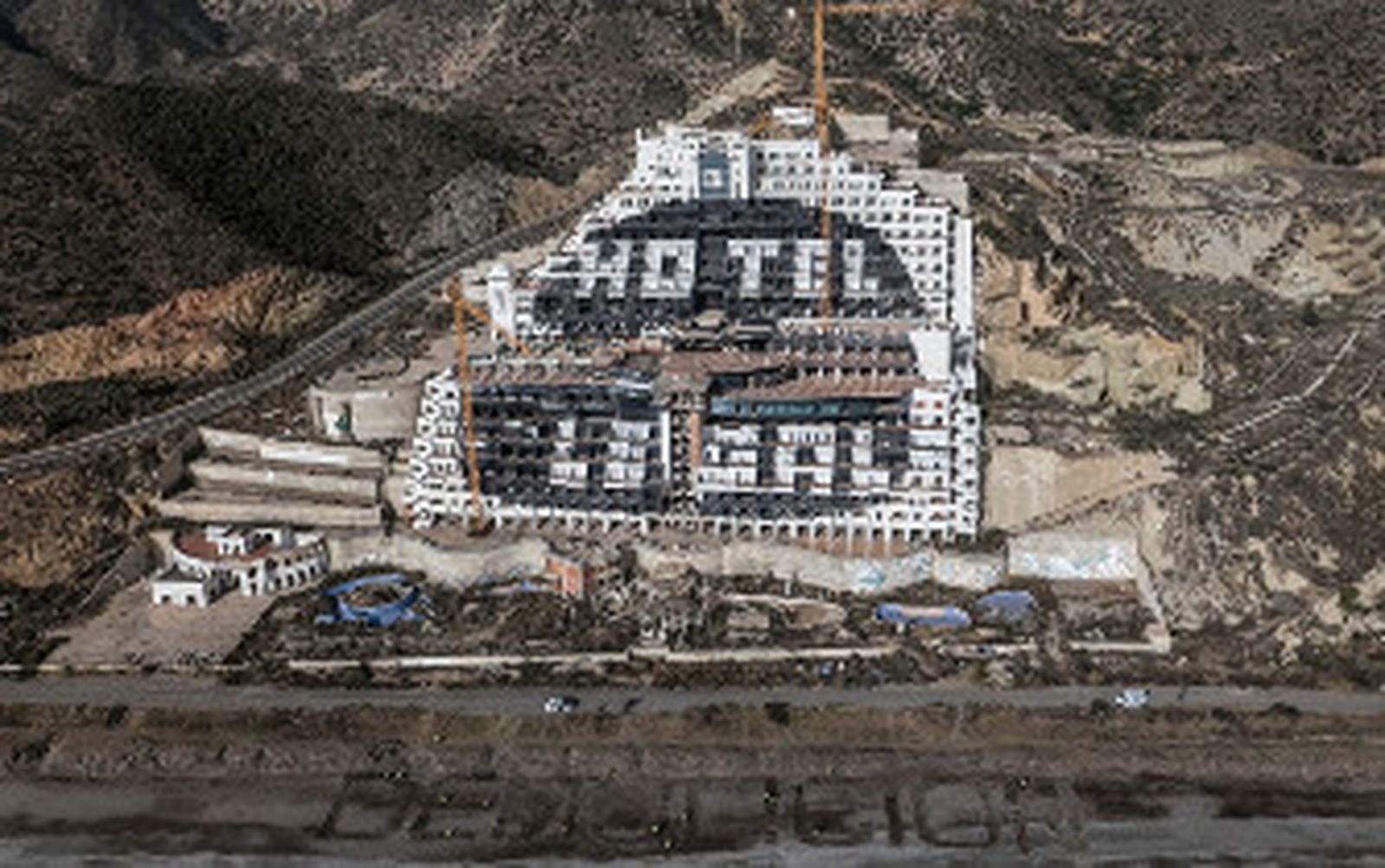 El Gobierno y la Junta inician la cuenta atrás para derribar El Algarrobico