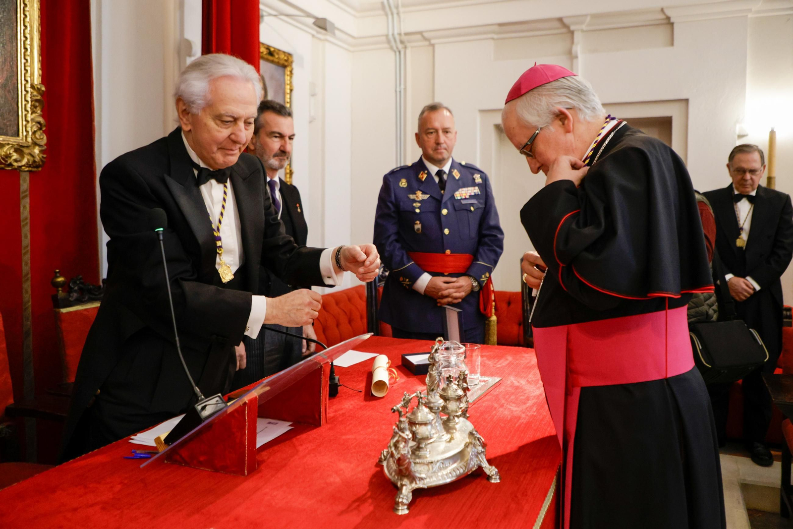 Las imágenes del ingreso como académico de Erudición en la academia de Medicina del arzobispo José Ángel Saiz Meneses