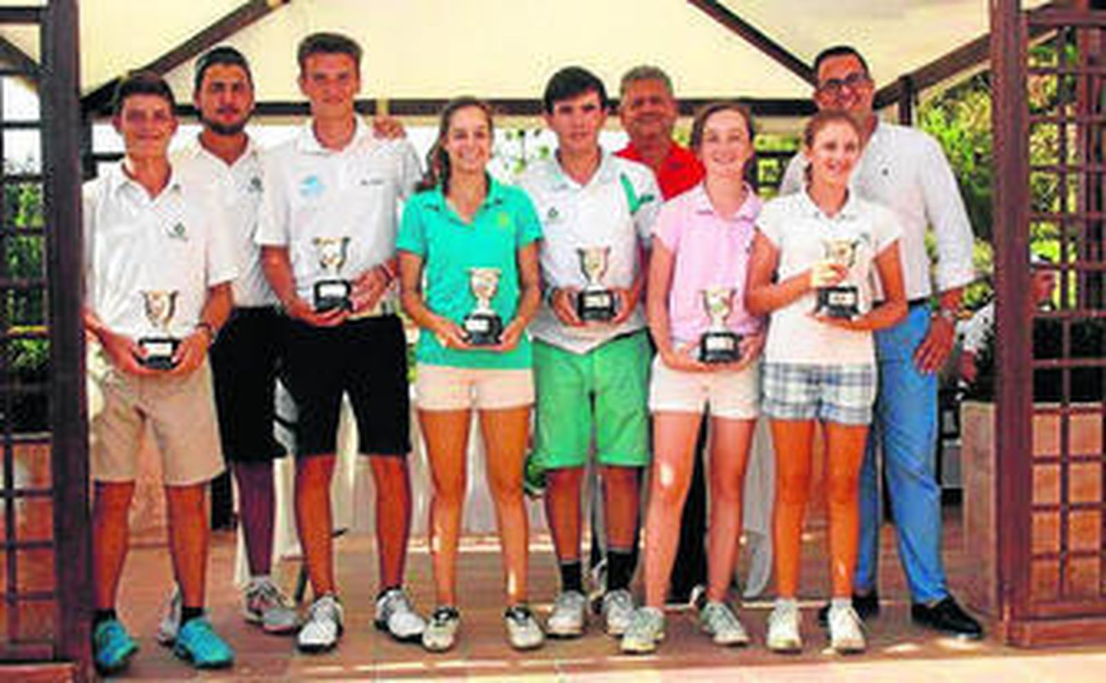 Foto de familia de los premiados, ayer en El Chaparral.