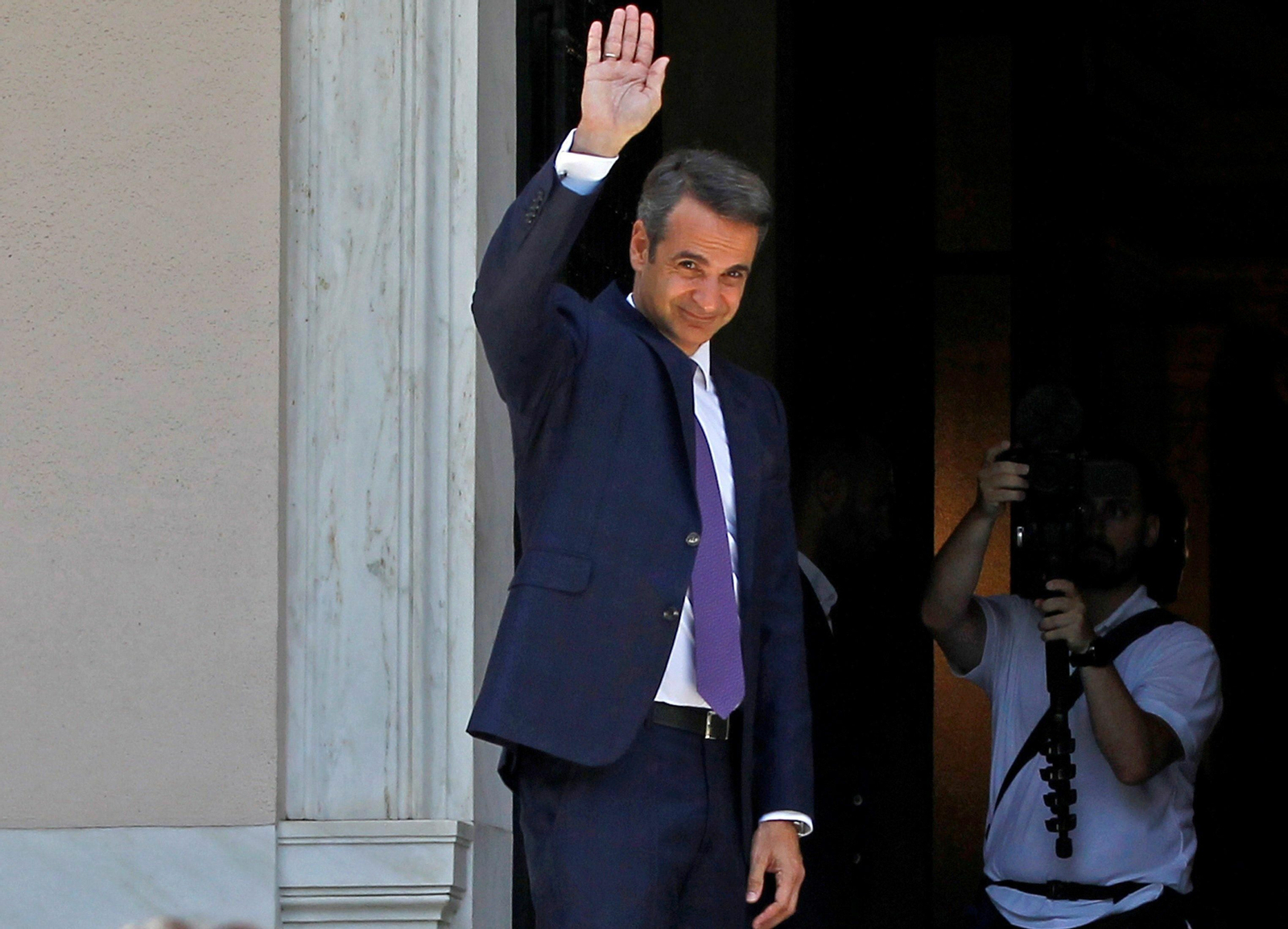 Kyriakos Mitsotakis saluda tras asumir como primer ministro griego.