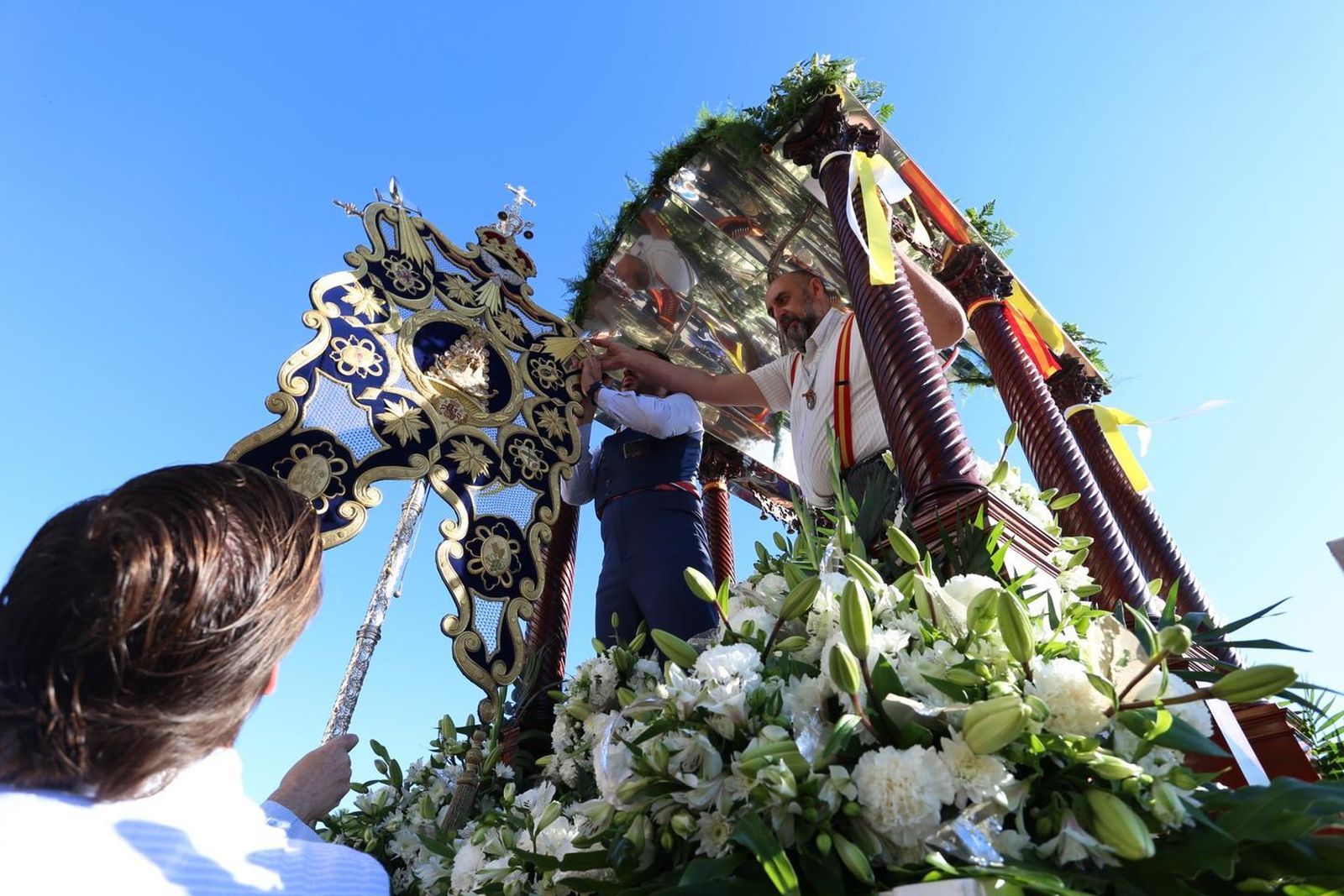 La salida hacia El Rocío de la Hermandad Castrense