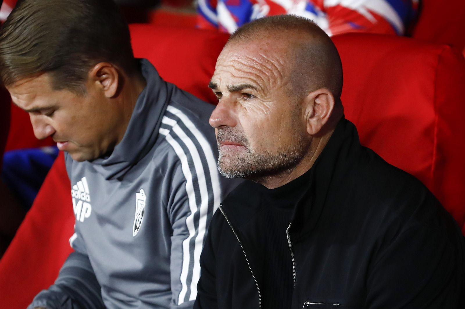 Paco López, entrenador del Granada CF en el banquillo de Los Cármenes.