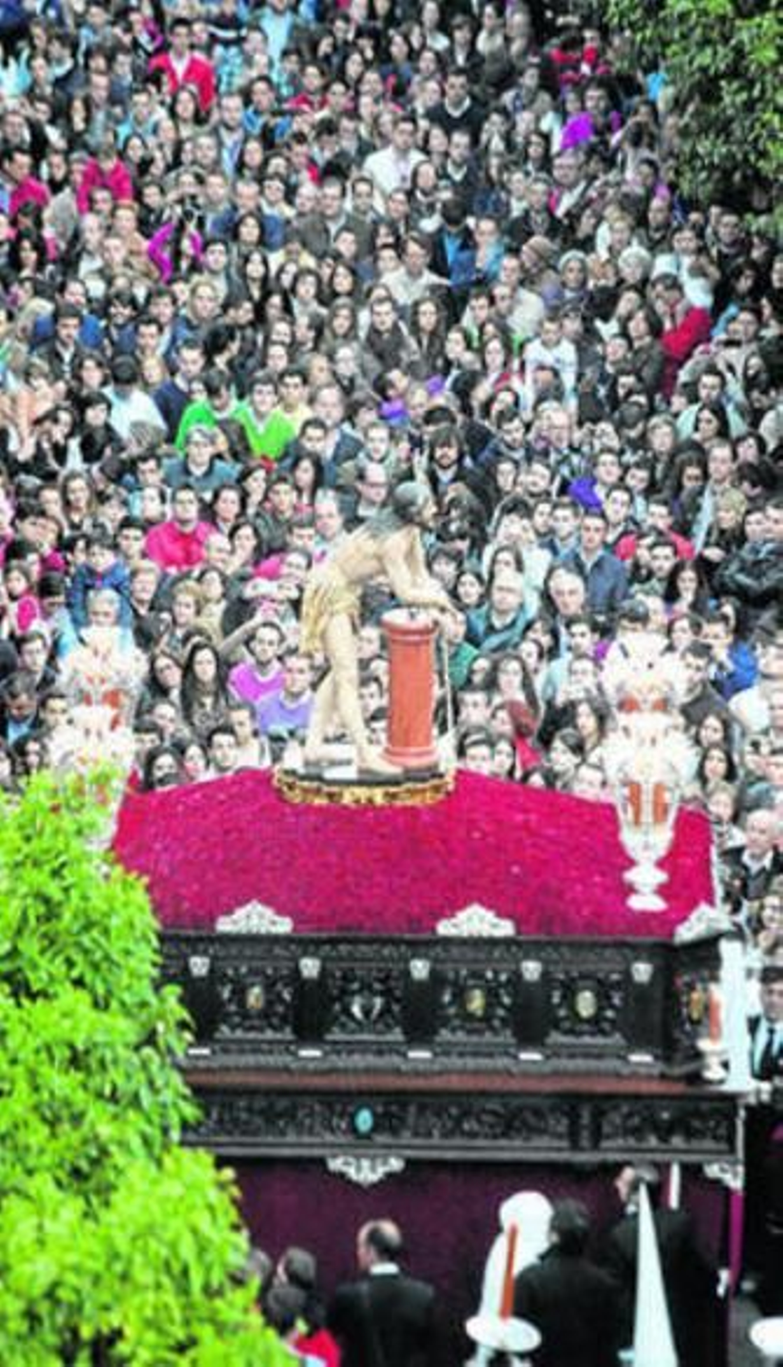 La multitud, ante el Señor Amarrado a la Columna.