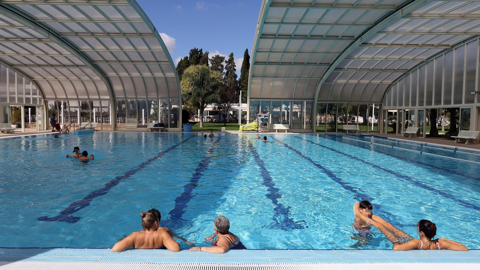 Imágenes de la piscina climatizada del Club Nazaret