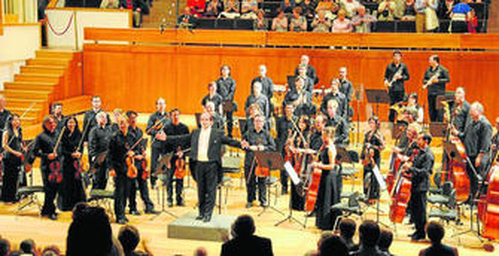 Andrea Marcon, al frente de la orquesta, al finalizar el concierto.