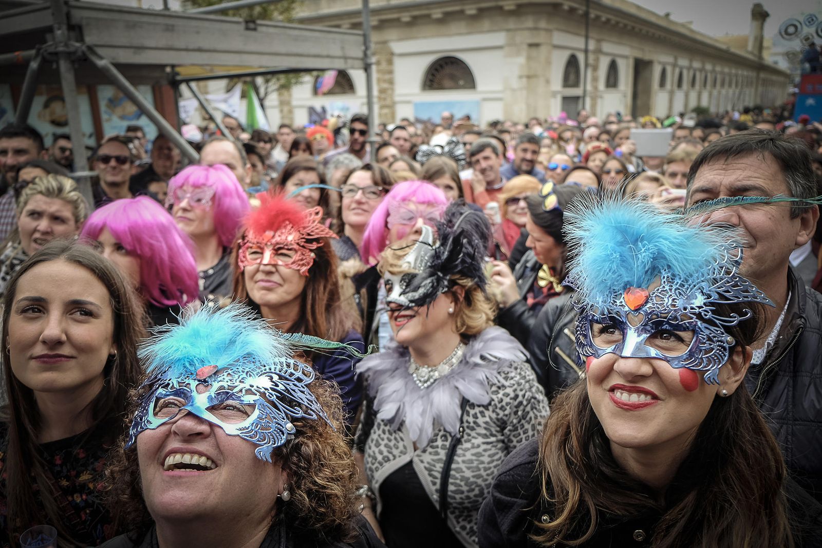 Una mujer disfrutando de los coros en la plaza de las Flores.