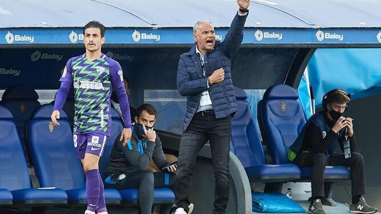 Pellicer da indicaciones durante el Zaragoza-Málaga CF.